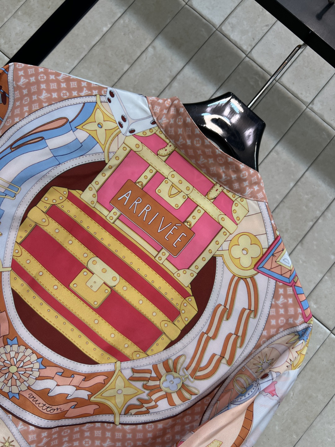 L家 26春夏新款 复古满印双面穿棒球服 顺滑面料摸起来超舒服 正反都抗皱 短款版型+罗纹收腰 金色锁头