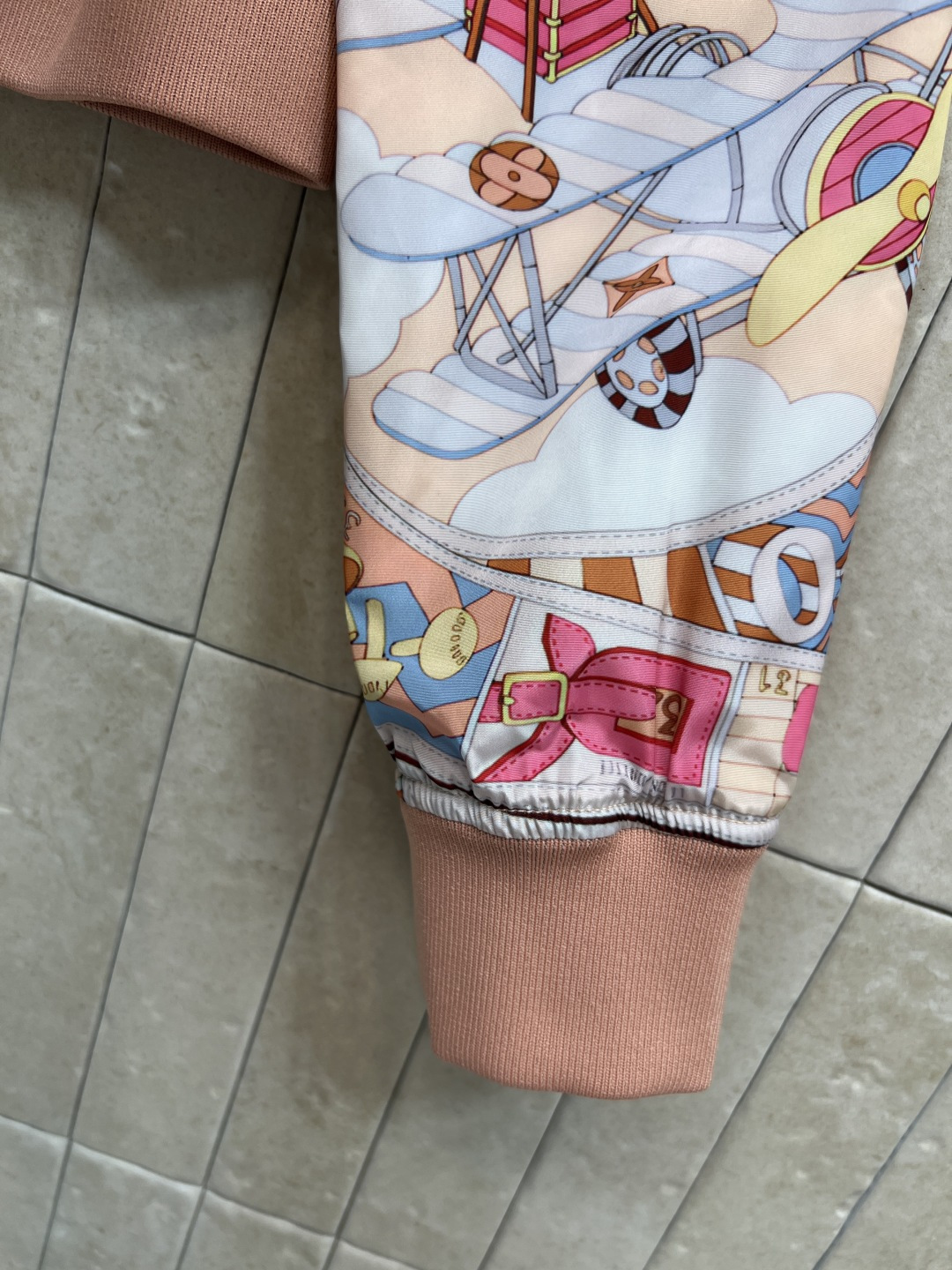 L家 26春夏新款 复古满印双面穿棒球服 顺滑面料摸起来超舒服 正反都抗皱 短款版型+罗纹收腰 金色锁头