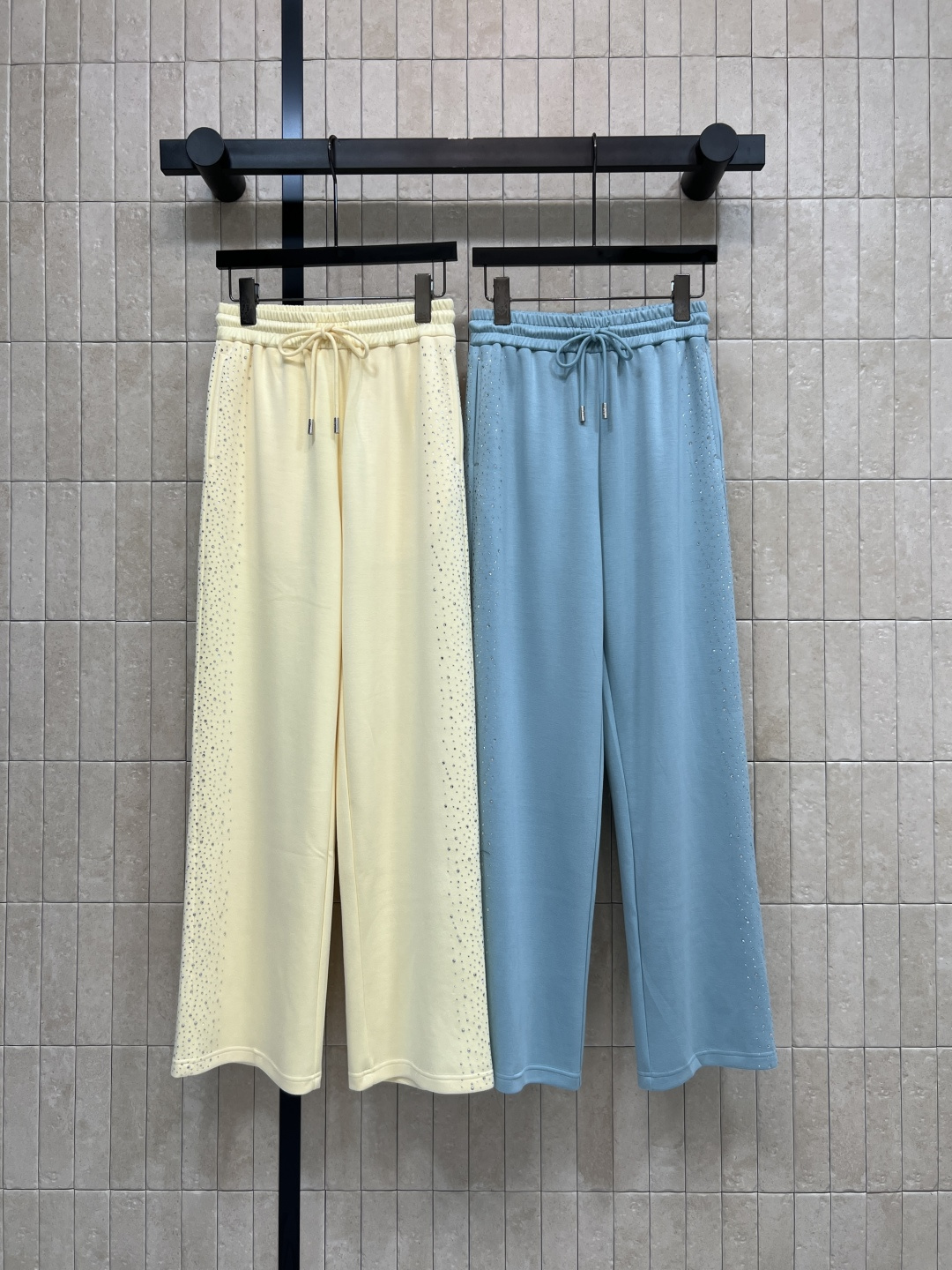 NO:793958,MIU's 26 spring and summer new model, wide-leg pants with diamonds, soft and waxy fabric, skin-friendly and breathable, perfect drape, not easy to wrinkle after long-term wear, loose high-waisted design, elastic waistband is super comfortable, suitable for a variety of body types, embellished with diamonds on the trousers, full of details, making you look thinner and taller, can be easily managed in daily casual or light formal occasions. Paired with sweaters, shirts or T-shirts, it is easy to get a lazy and high-end style. Two colors and three codes  S-M-L,,miumiu,shirts,tees,t-shirt,19860909MIU家 26春夏新款 烫钻阔腿裤 软糯面料 亲肤透气 垂坠感满分 久穿不易皱 宽松高腰设计 松紧腰带超舒适 适合多种身材 裤身烫钻点缀 细节感满满 显瘦又显高 日常休闲或轻正式场合都能轻松驾驭 搭配针织衫 衬衫或T恤 轻松get慵懒高级感穿搭风格 两色三码 S-M-L,,miumiu,shirts,tees，t-shirt,,Women's clothing