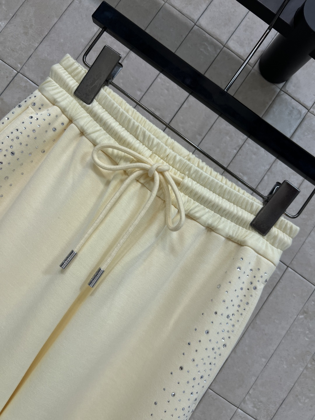 MIU家 26春夏新款 烫钻阔腿裤 软糯面料 亲肤透气 垂坠感满分 久穿不易皱 宽松高腰设计 松紧腰带超