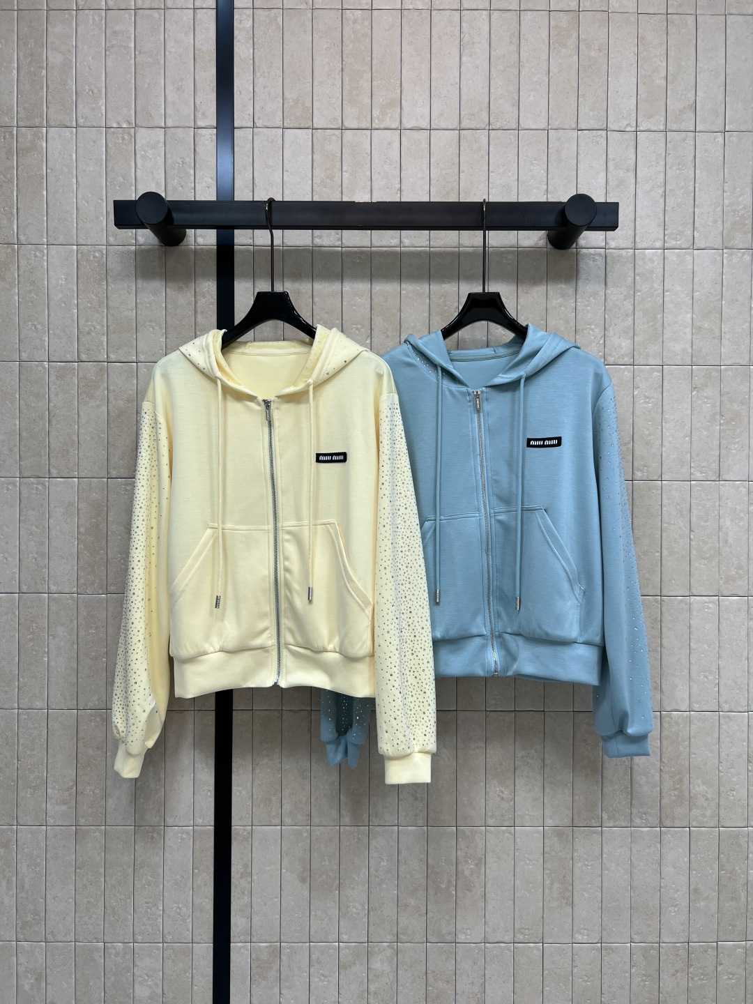 NO:793954,MIU's 26 spring and summer new style Diamond hooded jacket Soft and waxy fabric Not easy to wrinkle when worn for a long time Short hood + zipper placket Makes you look taller and slimmer Gradient diamond design on sleeves + small logo on the chest Low-key and luxurious Walking with bling bling effect Pair with high-waisted pants or skirts Easily get Korean age-reducing style Daily casual Versatile and not picky Two colors and three sizes S-M-L,,miumiu,skirts,jackets &  coats,hats,19860909MIU家 26春夏新款 闪钻连帽外套 软糯面料 久穿不易皱 短款连帽+拉链开襟 显高显瘦 袖子渐变闪钻设计+胸口小标 低调奢华 走路自带bling bling特效 搭配高腰裤或裙子 轻松get韩系减龄风 日常休闲 百搭不挑人 两色三码 S-M-L,,miumiu,skirts,jackets & coats,hats,,Women's clothing