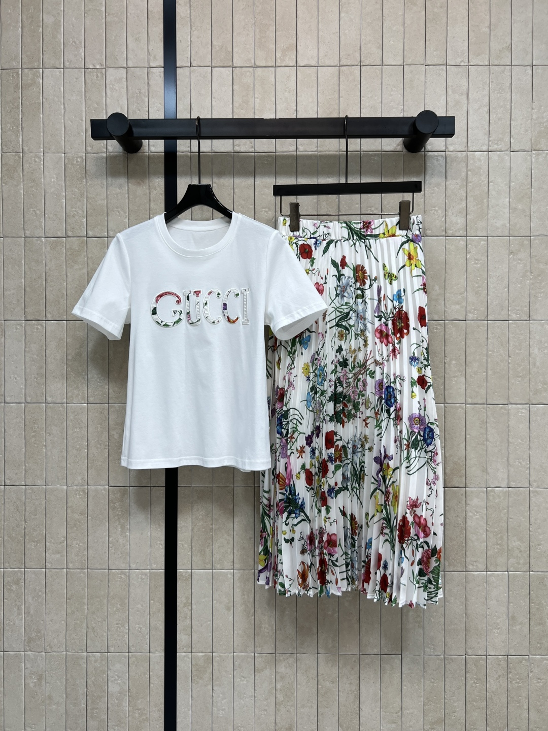 NO:793962,G Home 26 Spring and Summer New Style Retro Floral Suit Floral Pleated Skirt + Logo T-shirt Smoothly drape pleated fabric with a flexible curve when walking Paired with a simple white T-shirt to balance the complexity of the skirt. Not flashy for daily outings. You don’t have to think about matching a set when going out. Suitable for daily commuting. Two colors and three sizes, S-M-L, gucci, skirts, tees, t-shirt,19860909G家 26春夏新款 复古花卉套装 花卉百褶裙+Logo T恤 顺滑垂坠的百褶面料 走路时自带灵动弧度 搭配简约白T 平衡了裙装的繁复 日常出街不浮夸 一套出门不用想搭配 日常通勤 都合适 两色三码 S-M-L,,gucci,skirts,tees，t-shirt,,Women's clothing