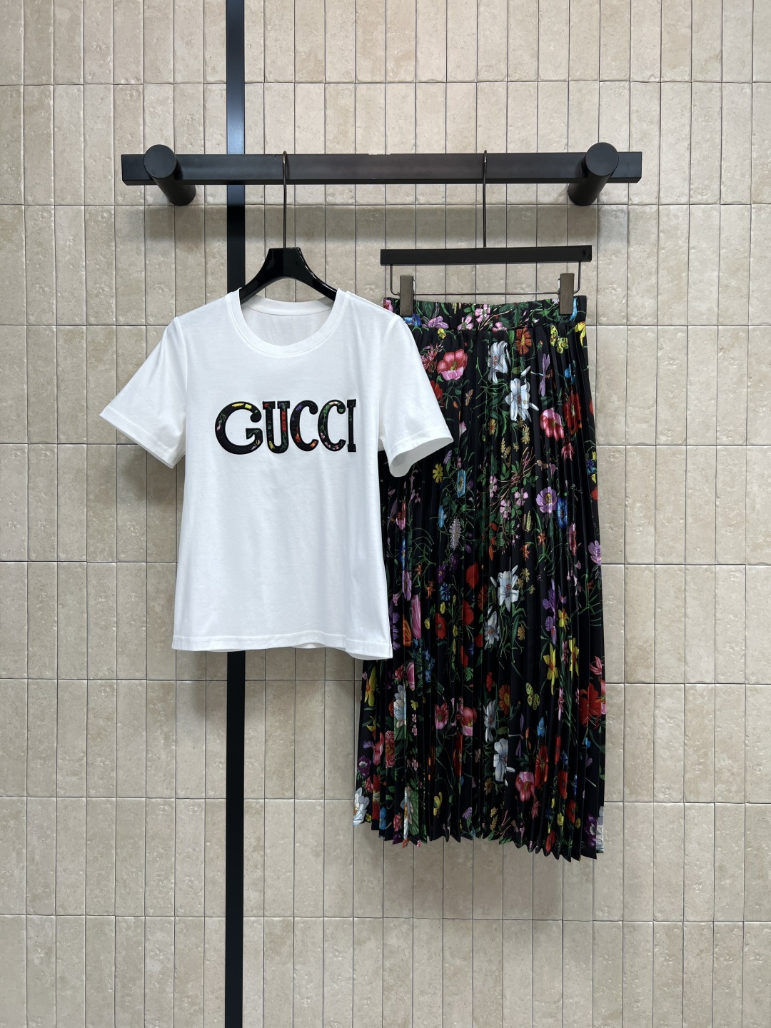 NO:793966,G Home 26 Spring and Summer New Style Retro Floral Suit Floral Pleated Skirt + Logo T-shirt Smoothly drape pleated fabric with a flexible curve when walking Paired with a simple white T-shirt to balance the complexity of the skirt. Not flashy for daily outings. You don’t have to think about matching a set when going out. Suitable for daily commuting. Two colors and three sizes, S-M-L, gucci, skirts, tees, t-shirt,19860909G家 26春夏新款 复古花卉套装 花卉百褶裙+Logo T恤 顺滑垂坠的百褶面料 走路时自带灵动弧度 搭配简约白T 平衡了裙装的繁复 日常出街不浮夸 一套出门不用想搭配 日常通勤 都合适 两色三码 S-M-L,,gucci,skirts,tees，t-shirt,,Women's clothing