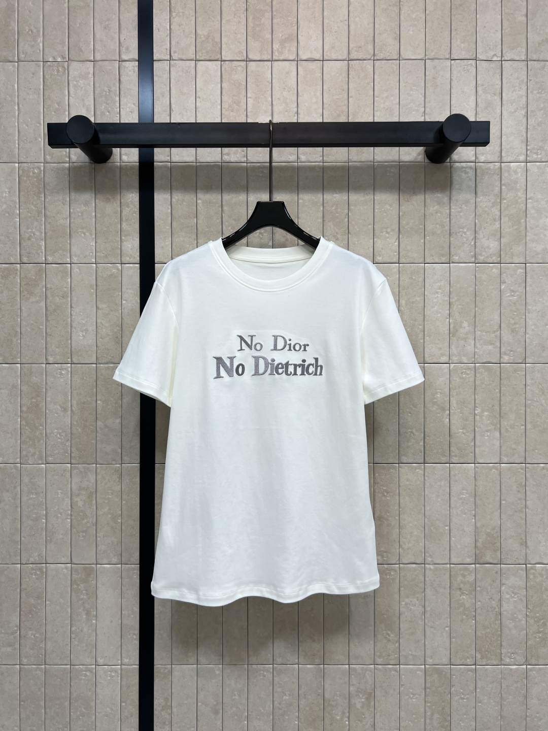 NO:794377,Djia 26 new spring and summer short-sleeved T-shirt with logo embroidery. Pure cotton material. Soft and comfortable. Suitable for daily wear. Round neck and loose fit. Simple and generous. Embroidered logo letter design on the front. Fashionable and simple. Easily matched with suit pants or casual pants. Suitable for commuting and leisure. Two colors and four sizes. S-M-L, dior, T-shirt, tees, t-shirt, business suit,19860909D家 26春夏新款 logo刺绣短袖T恤 纯棉材质 柔软舒适 适合日常穿着 圆领宽松版型 简约大方 正面刺绣logo字母设计 时髦又简约 轻松搭配西装裤或休闲裤 通勤休闲都很合适 两色四码 S-M-L,,dior,T-shirt,tees，t-shirt,business suit,,Women's clothing