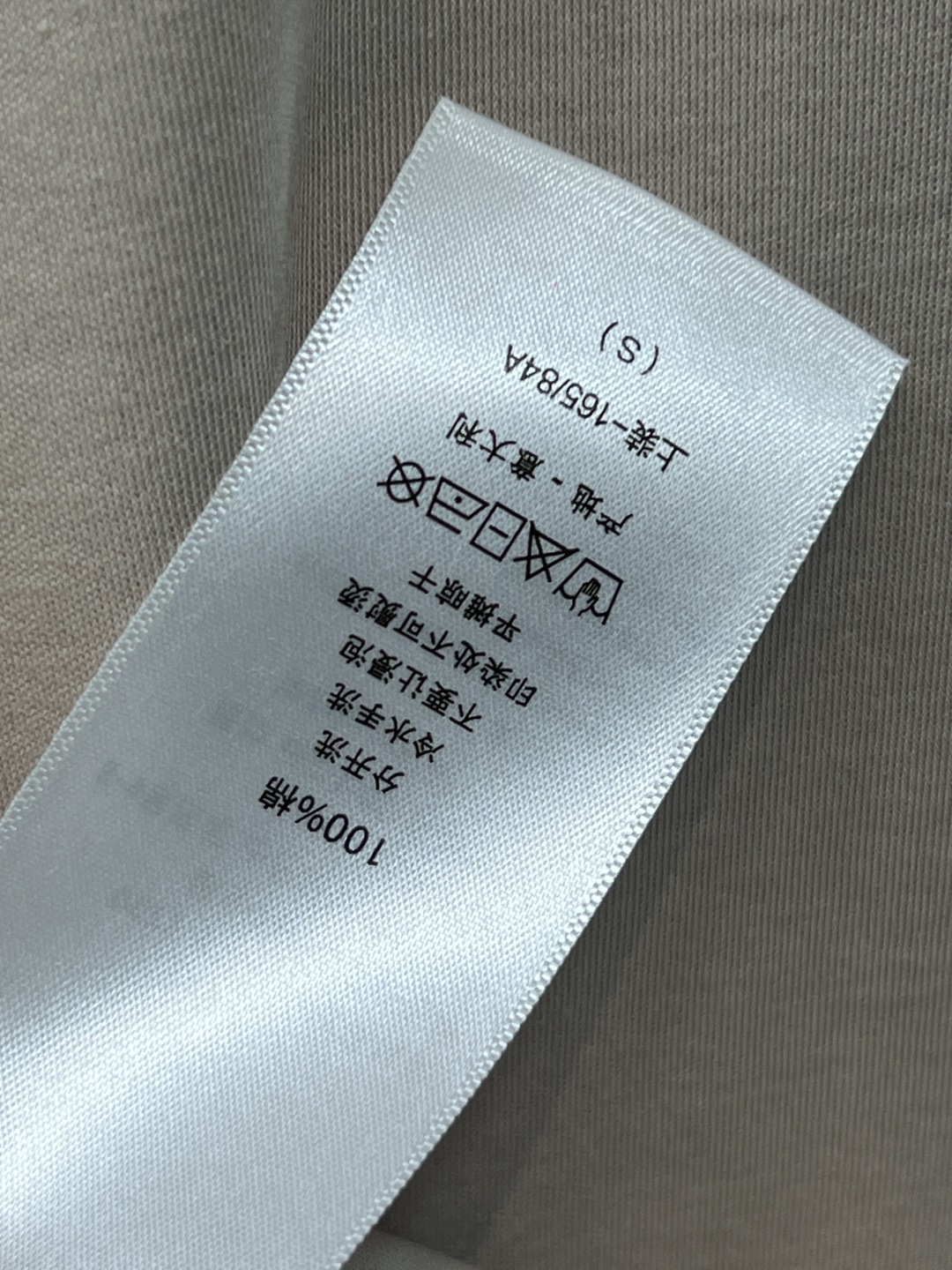 D家 26春夏新款 logo刺绣短袖T恤 纯棉材质 柔软舒适 适合日常穿着 圆领宽松版型 简约大方 正面