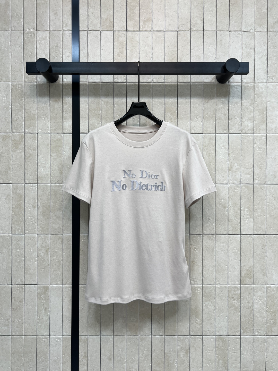 NO:794381,Djia 26 new spring and summer short-sleeved T-shirt with logo embroidery. Pure cotton material. Soft and comfortable. Suitable for daily wear. Round neck and loose fit. Simple and generous. Embroidered logo letter design on the front. Fashionable and simple. Easily matched with suit pants or casual pants. Suitable for commuting and leisure. Two colors and four sizes. S-M-L, dior, T-shirt, tees, t-shirt, business suit,19860909D家 26春夏新款 logo刺绣短袖T恤 纯棉材质 柔软舒适 适合日常穿着 圆领宽松版型 简约大方 正面刺绣logo字母设计 时髦又简约 轻松搭配西装裤或休闲裤 通勤休闲都很合适 两色四码 S-M-L,,dior,T-shirt,tees，t-shirt,business suit,,Women's clothing