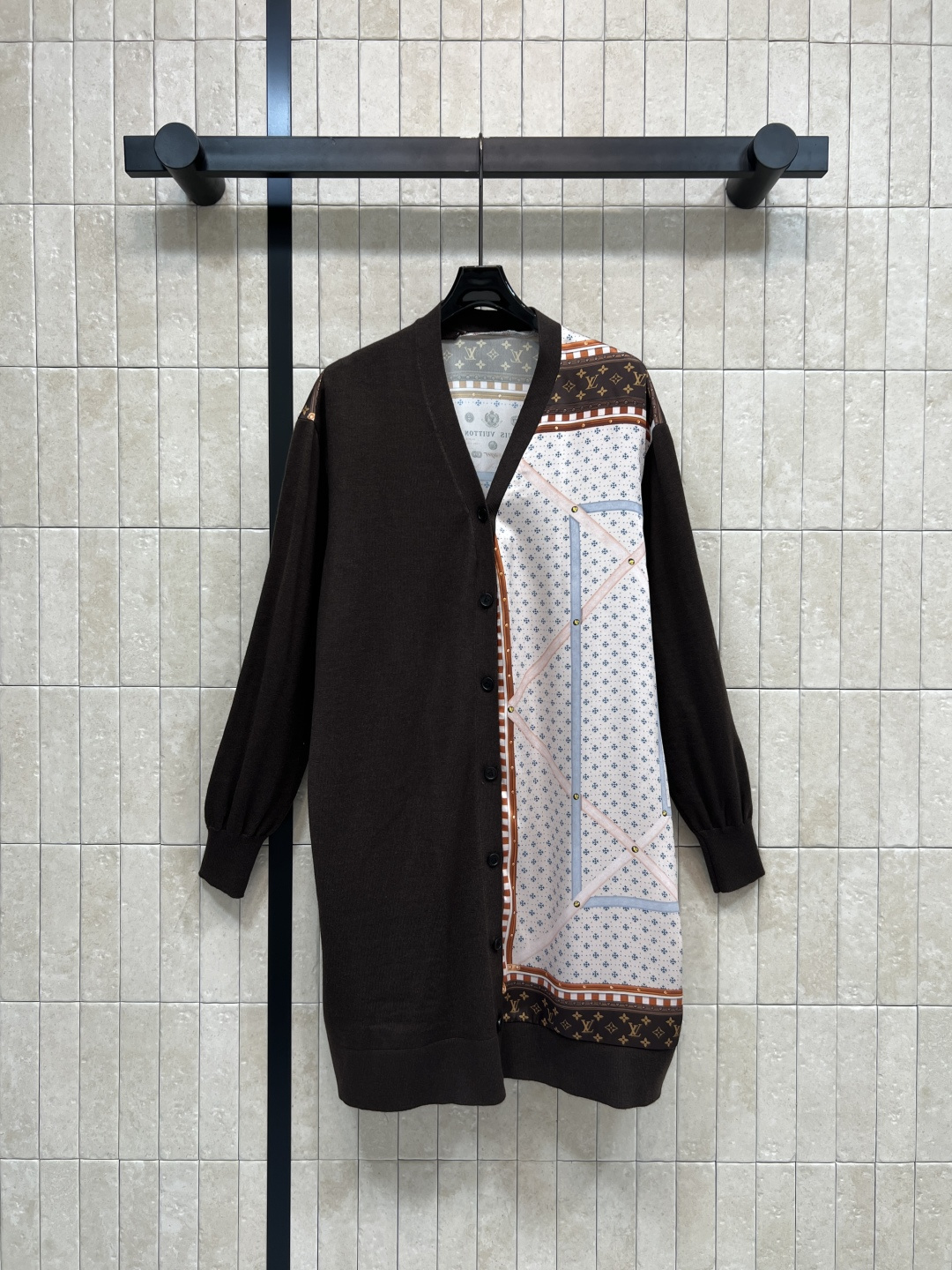 NO:794383,L's 26 spring and summer new style retro spliced knitted cardigan. The left side is delicate dark brown knitted. It is soft and skin-friendly and has a good drape. The right side is spliced with glossy satin old flower silk scarf. Classic old flower pattern. Full of retro atmosphere. Loose V-neck long design. Covers the flesh and looks slim. Ribbed closing. Can be worn alone as a skirt. It is also super layered when layered. Easily matched with simple inner wear or skirt. Elegant and individual. Four codes in one color.  S-M-L-XL,,louis vuitton,skirts,19860909L家 26春夏新款 复古拼接针织开衫 左侧是细腻深棕针织 软糯亲肤 垂坠感佳 右侧拼接光泽感缎面老花丝巾 经典老花纹样 复古氛围拉满 宽松V领长款设计 遮肉显瘦 罗纹收口 单穿可当裙装 叠穿也超有层次 轻松搭配简约内搭或裙装 优雅又有个性 一色四码 S-M-L-XL,,louis vuitton,skirts,,Women's clothing