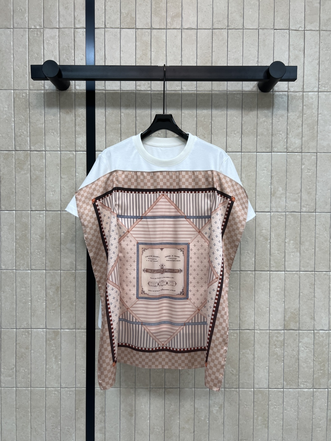 NO:794378,L's new spring and summer 26 presbyopia square scarf spliced ​​T-shirt. White T-shirt + pink square scarf spliced. Retro and fashionable. The square scarf is printed with classic Monogram and stripes. The details are super exquisite. Comfortable and breathable to wear. A must-have for spring and summer. Loose tailoring. Easily matched with jeans or skirts. Great for daily outings and parties. Four sizes in one color. S-M-L-XL, Louis Vuitton, skirts, jeans, tees, t-shirt,19860909L家 26春夏新款 老花方巾拼接T恤 白色T恤+粉色方巾拼接 复古又时髦 方巾印有经典Monogram和条纹 细节超精致 穿着舒适透气 春夏必备 宽松剪裁 轻松搭配牛仔裤或半裙 日常出街 聚会都很出彩 一色四码 S-M-L-XL,,louis vuitton,skirts,jeans,tees，t-shirt,,Women's clothing