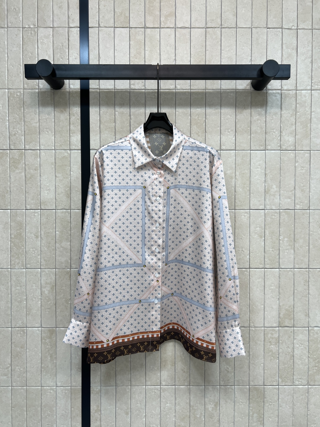 NO:794370,L's new spring and summer 26 presbyopia print long-sleeved shirt is made of light and breathable fabric. White background with blue lines and black presbyopia pattern. Simple and detailed. The hem is spliced ​​with brown presbyopia pattern. It is full of layers. Lapel + button placket design. It is super easy to put on and take off!  It can be easily worn for daily commuting or leisure. It goes well with jeans or casual pants. Four sizes in one color Size/S-M-L-XL, Louis Vuitton, jeans, shirts,19860909L家 26春夏新款 老花印花长袖衬衫 采用轻薄透气面料 白色底色搭配蓝色线条和黑色老花图案 简约又有细节感计 下摆拼接棕色老花图案 层次感满满 翻领+纽扣开襟设计 穿脱超方便！日常通勤或休闲都能轻松驾驭 搭配牛仔裤或休闲裤都很OK 一色四码 Size/S-M-L-XL,,louis vuitton,jeans,shirts,,Women's clothing