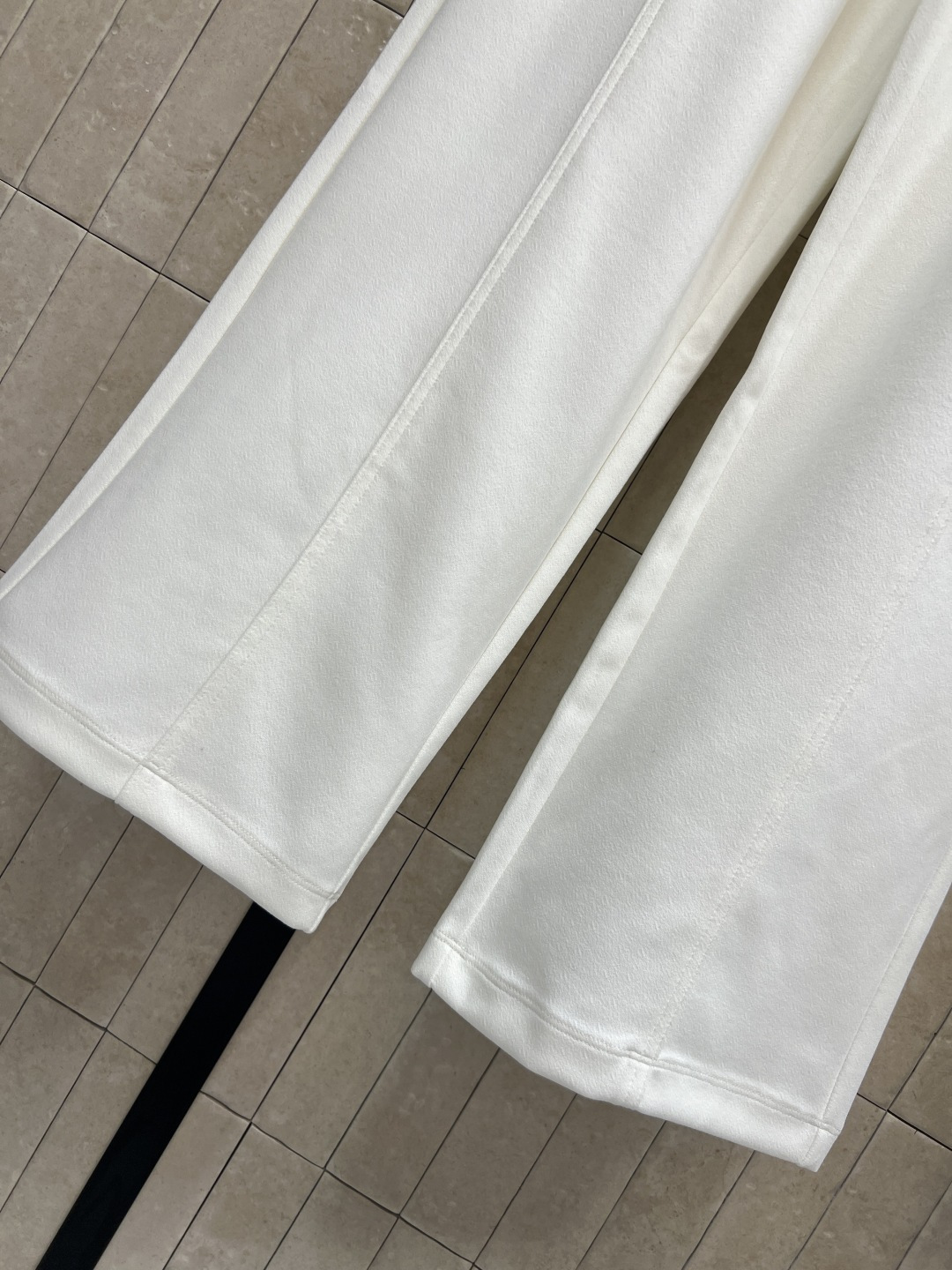 MIU家 26春夏新款 宽松休闲卫裤 直筒阔腿设计 松紧抽绳腰拼接格纹双腰设计 侧边立体缝线 胸口刺绣l