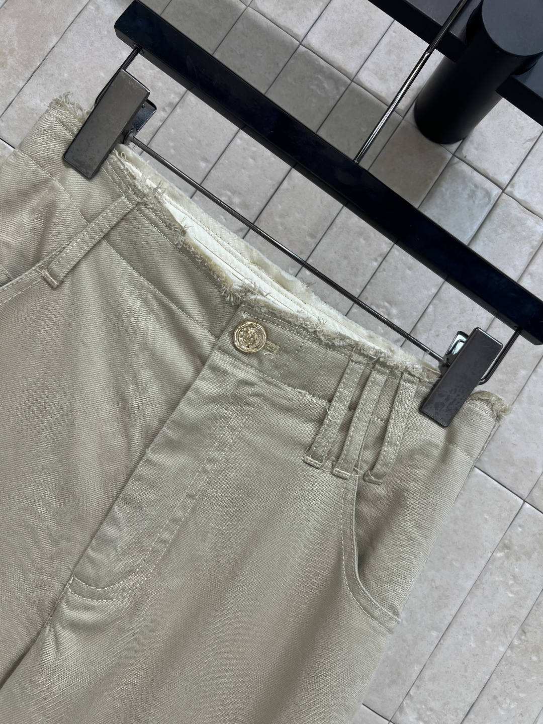 26春夏新款 高腰阔腿裤 毛边腰头设计自带随性腔调 高腰版型精准掐住腰线 垂坠感阔腿裤型藏住所有腿型 随