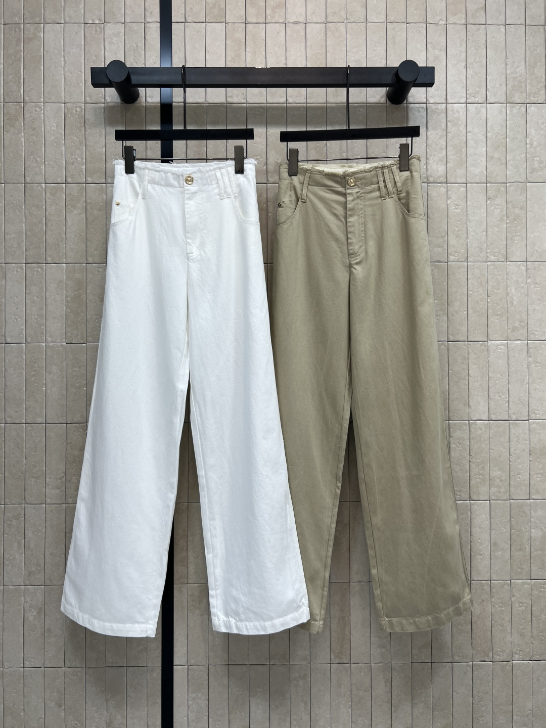 NO:794380,26 new spring and summer high-waisted wide-leg pants. The raw edge waist design has a casual accent. The high-waisted version accurately pinches the waistline. The drapey wide-leg pants hide all leg shapes. Casual and fashionable. Full of details. Whether it is paired with a shirt, T-shirt or sweater, you can easily wear it with a neat and high-end commuting feel. It can be worn for commuting and casual. Korean simple style. Two colors and three sizes. Size/S-M-L, shirts, tees, t-shirt,1986090926春夏新款 高腰阔腿裤 毛边腰头设计自带随性腔调 高腰版型精准掐住腰线 垂坠感阔腿裤型藏住所有腿型 随性时髦 细节感拉满 不管是配衬衫 T恤还是针织衫 都能轻松穿出利落高级的通勤感 通勤休闲都能穿 韩系简约风 两色三码 Size/S-M-L,,shirts,tees，t-shirt,,Women's clothing