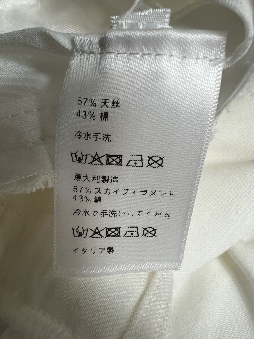 26春夏新款 高腰阔腿裤 毛边腰头设计自带随性腔调 高腰版型精准掐住腰线 垂坠感阔腿裤型藏住所有腿型 随