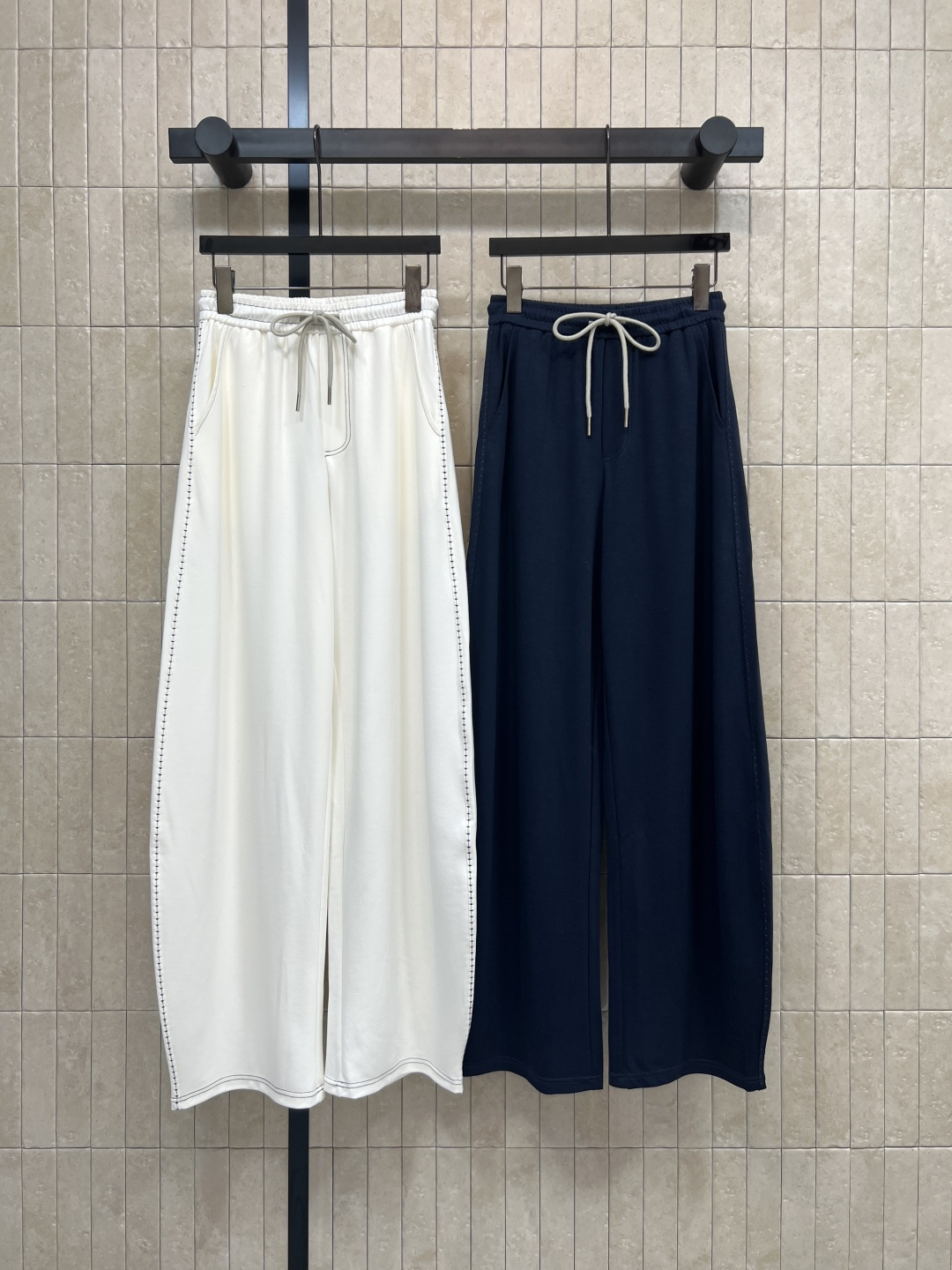 NO:794394,miu's 26 spring and summer new style drawstring wide-leg casual pants. Light and breathable fabric. High waist + drawstring design. Modify the waistline and feel comfortable. The drawstring waist is super tolerant to the figure. Topstitch details on the sides are full. Versatile for T-shirts, shirts and sweaters. The drapey fabric brings wind when walking. Can be worn at home, commuting, or walking. Easy to wear with a relaxed feel. Two colors and three sizes.  Size/S-M-L,,miumiu,shirts,tees,t-shirt,19860909miu家 26春夏新款 抽绳阔腿休闲裤 轻薄透气面料 高腰+抽绳设计 修饰腰线又自在 抽绳腰头对身材超包容 侧边明线细节拉满 百搭 T恤 衬衫 针织衫都能 垂坠感面料走路带风 居家 通勤 遛弯都能穿 轻松拿捏松弛感穿搭 两色三码 Size/S-M-L,,miumiu,shirts,tees，t-shirt,,Women's clothing
