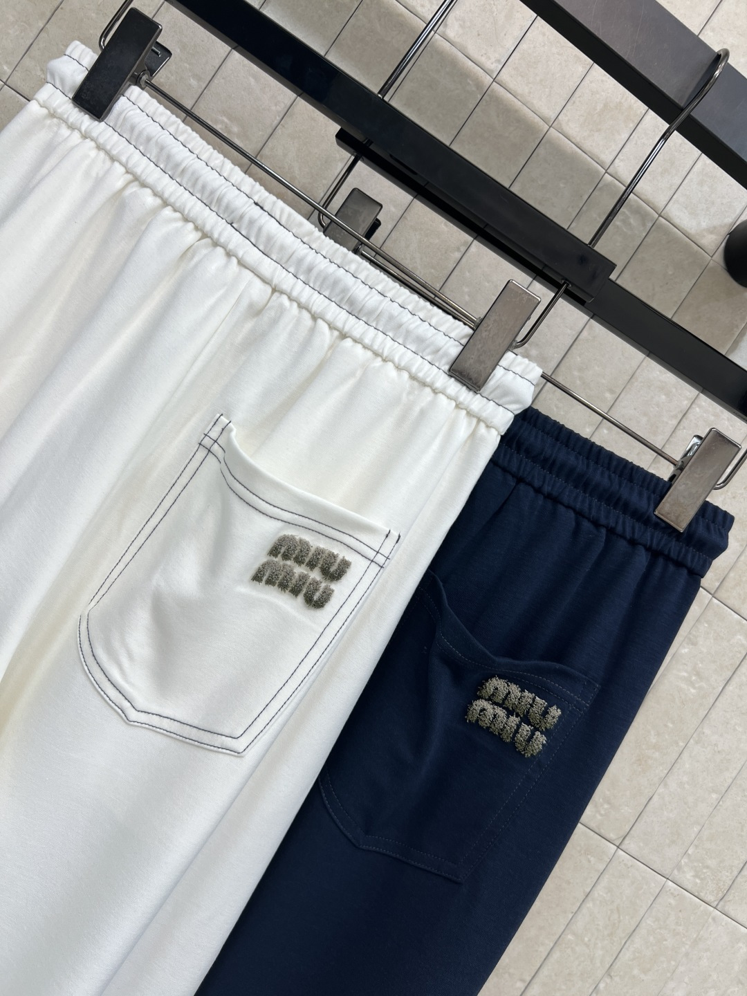 miu家 26春夏新款 抽绳阔腿休闲裤 轻薄透气面料 高腰+抽绳设计 修饰腰线又自在 抽绳腰头对身材超包