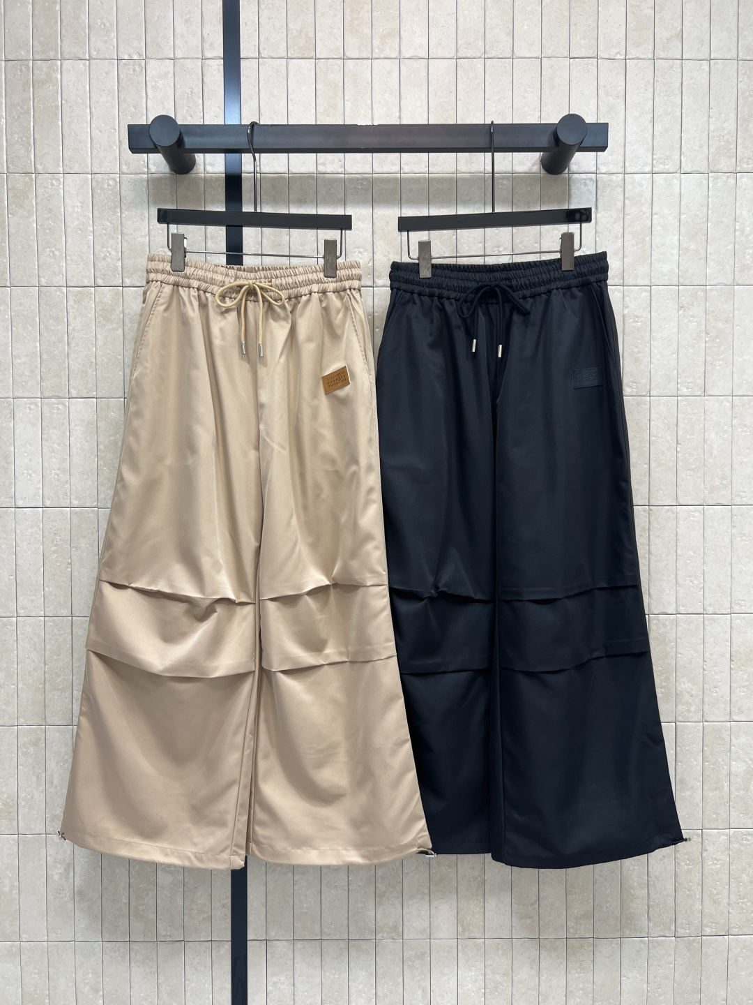 NO:794387,26 spring and summer new style drawstring work wide-leg pants with drawstring waistband and trouser legs. Freely adjustable shape to adapt to various scenes. The layered pleat design on the pants body creates a three-dimensional silhouette. Casual and elegant. It can be easily matched with a short top for a lazy and neat workwear atmosphere. It can be worn at home, commuting and out on the street. Two colors and three sizes Size/S-M-L,,1986090926春夏新款 抽绳工装阔腿裤 抽绳腰头+裤脚 自由调节造型 适配各种场景 裤身分层褶皱设计打造立体廓形 随性又有腔调 搭配短上衣轻松拿捏慵懒又利落的工装氛围感 居家 通勤 出街都能穿 两色三码 Size/S-M-L,,,Women's clothing