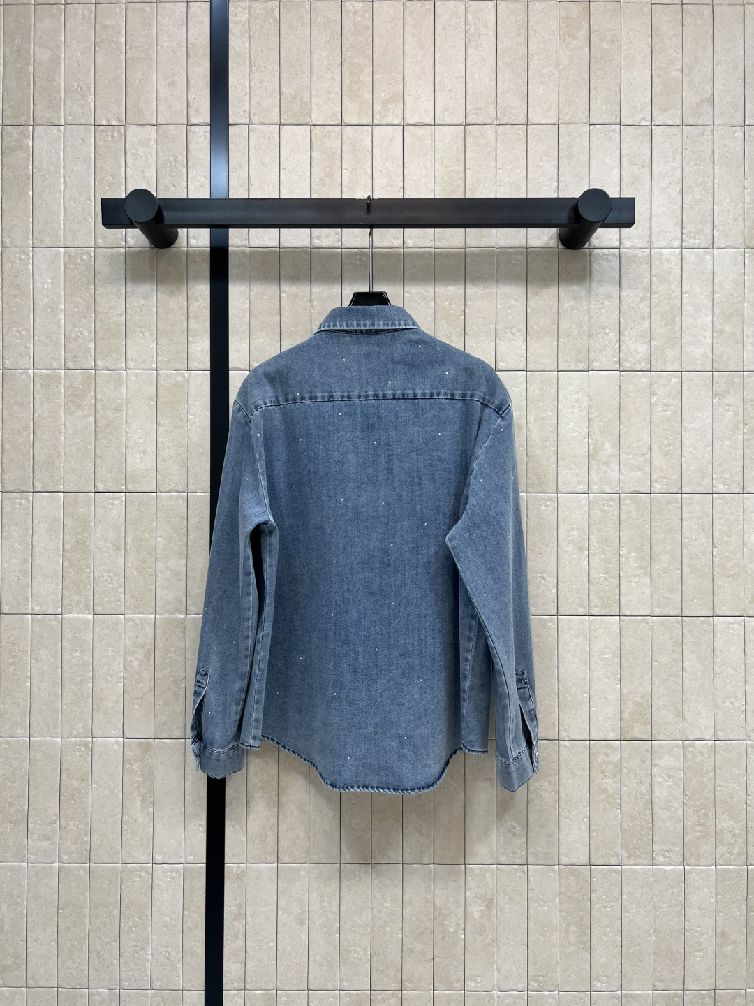 MIU家 26春夏新款 烫钻牛仔衬衫 经典翻领+宽松版型 软质牛仔面料 挺括不硬 低调闪 阳光下自带光泽