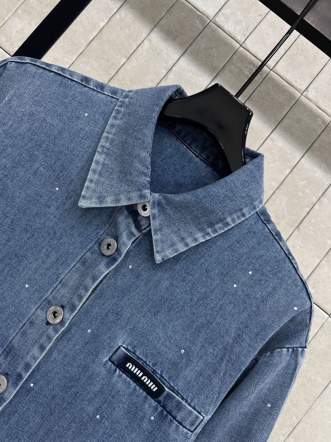 MIU家 26春夏新款 烫钻牛仔衬衫 经典翻领+宽松版型 软质牛仔面料 挺括不硬 低调闪 阳光下自带光泽