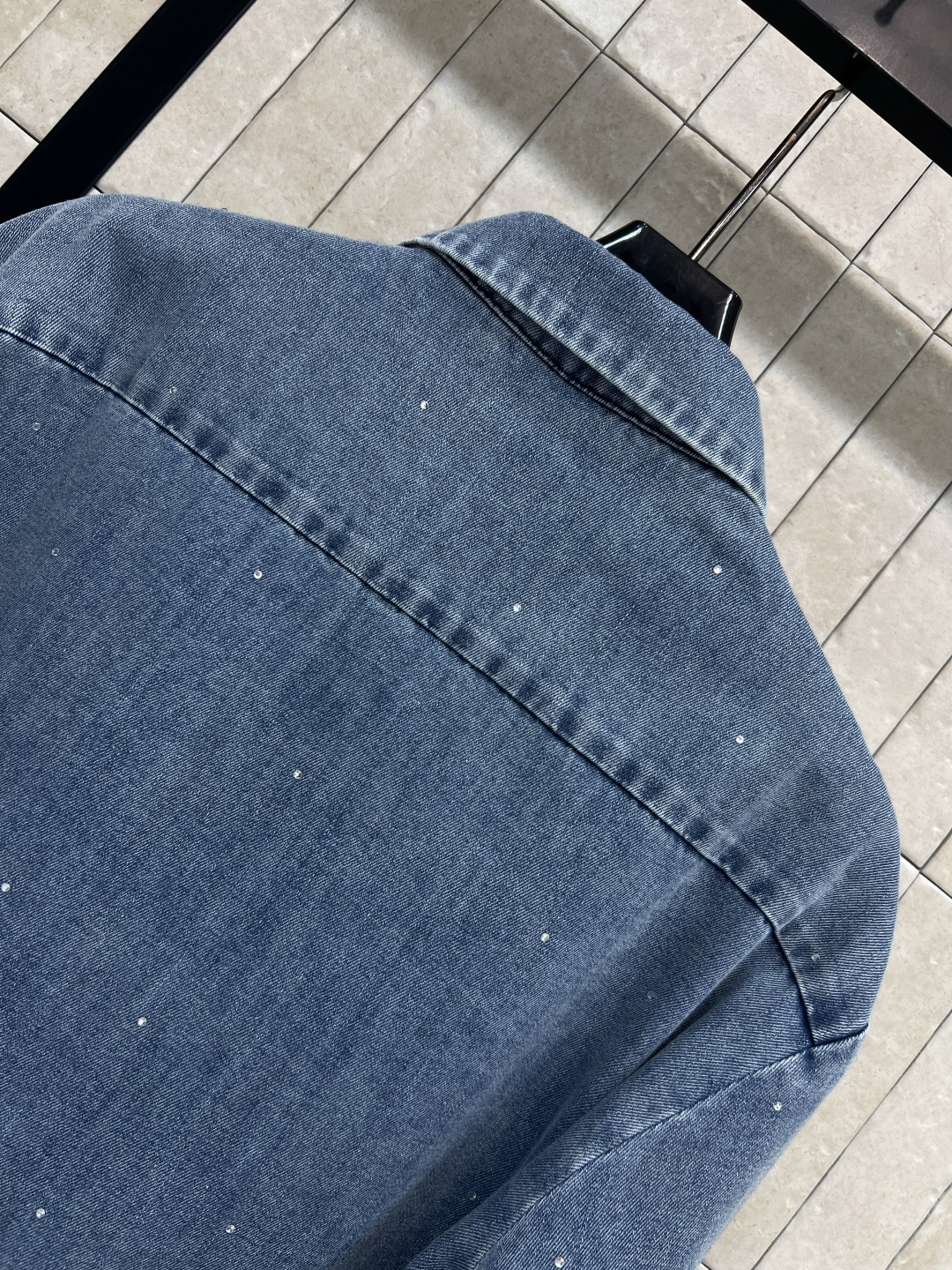 MIU家 26春夏新款 烫钻牛仔衬衫 经典翻领+宽松版型 软质牛仔面料 挺括不硬 低调闪 阳光下自带光泽