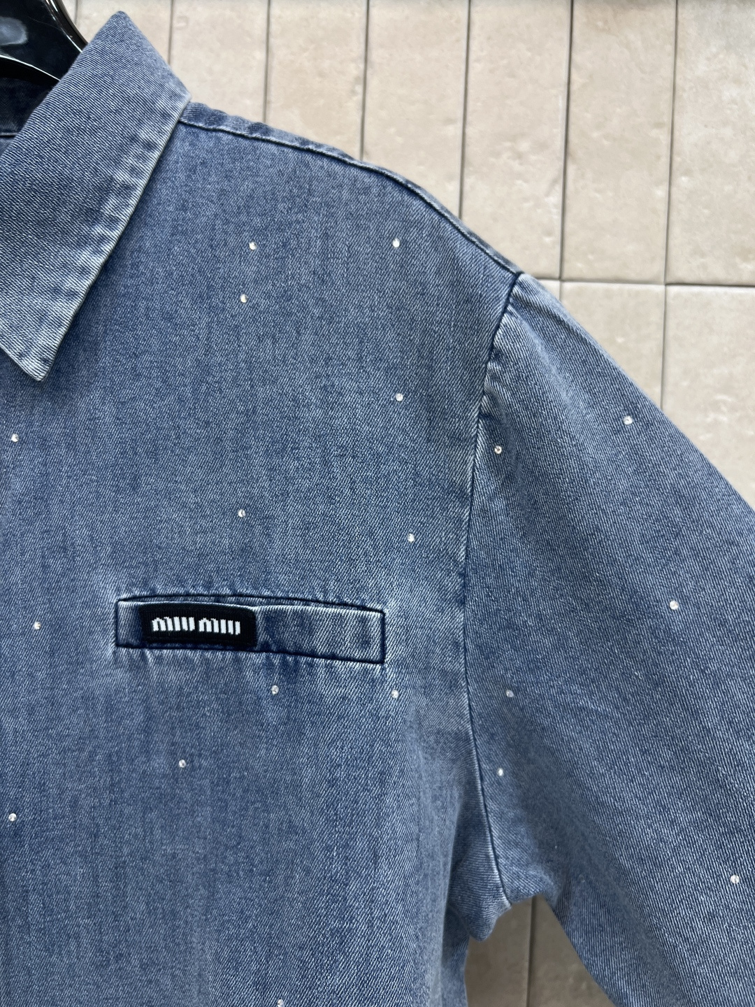 MIU家 26春夏新款 烫钻牛仔衬衫 经典翻领+宽松版型 软质牛仔面料 挺括不硬 低调闪 阳光下自带光泽