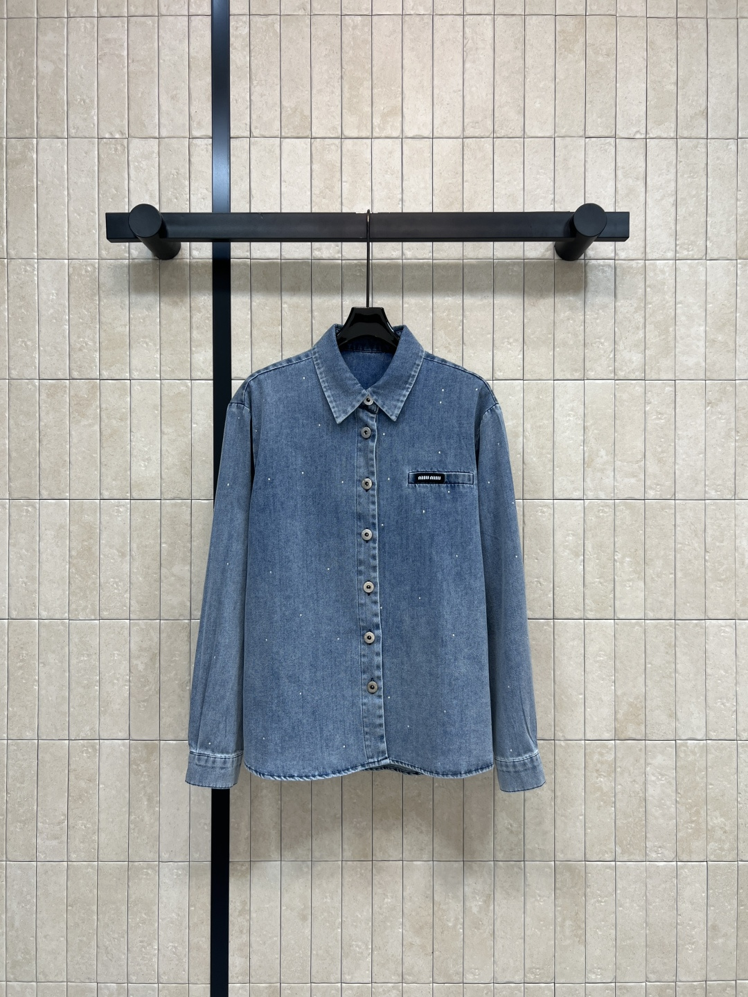 NO:794393,MIU's 26 spring and summer new style hot diamond denim shirt, classic lapel + loose fit, soft denim fabric, stiff but not hard, low-key sparkle, with its own luster in the sun, not obtrusive for commuting and dating, comfortable to wear next to the body, hides the body fat and looks slim, suitable for all body types, looks good when worn inside or outside, can be worn with jeans and casual pants, and you can easily get a retro fashion feel. Three sizes in one color, S-M-L,,miumiu,jeans,shirts,19860909MIU家 26春夏新款 烫钻牛仔衬衫 经典翻领+宽松版型 软质牛仔面料 挺括不硬 低调闪 阳光下自带光泽 通勤约会都不突兀 贴身穿也舒服 藏肉显瘦 适配各种身材 内搭外穿都好看 搭配牛仔裤 休闲裤 轻松get复古时髦感 一色三码 S-M-L,,miumiu,jeans,shirts,,Women's clothing