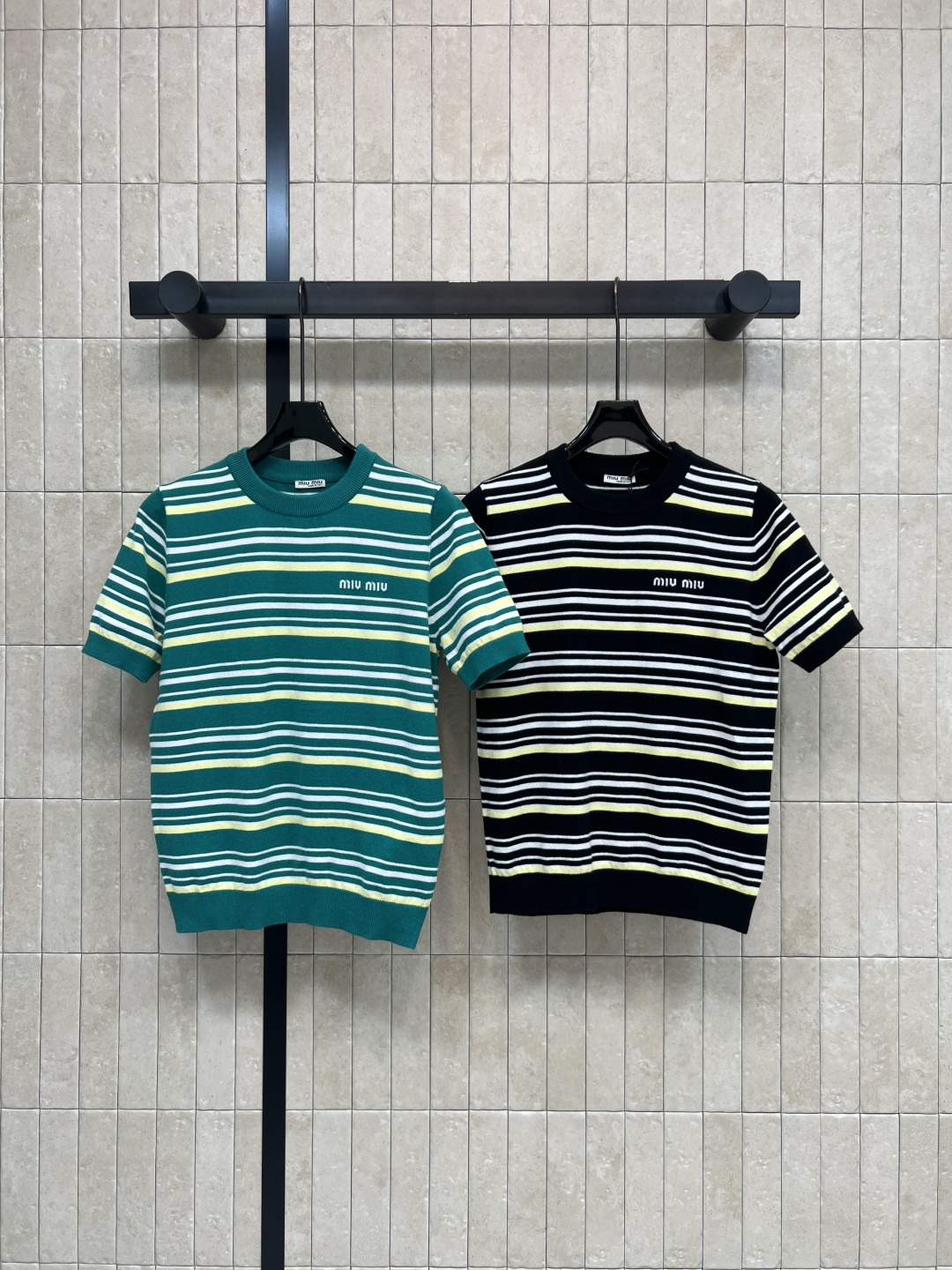NO:794399,MIU Home 26 Spring and Summer New Style Striped knitted short-sleeves Soft and waxy knitted fabric Breathable and not sweaty Just perfect for spring and summer Contrasting stripe design is retro and reduces age Visually it can also hide fat Visually slimmer and retro and reduce age Refreshing and casual when worn alone Layer small suits Denim jackets are more layered Daily casual and easy to manage commuting Two colors and three sizes S-M-L,,miumiu,jackets & coats,T-shirt,business suit,19860909MIU家 26春夏新款 条纹针织短袖 软糯针织面料 透气不闷汗 春夏穿刚刚好 撞色条纹设计复古又减龄 视觉上还能显瘦藏肉 视觉显瘦 复古又减龄 单穿清爽随性 叠穿小西装 牛仔外套更有层次 日常休闲 通勤都能轻松驾驭 两色三码 S-M-L,,miumiu,jackets & coats,T-shirt,business suit,,Women's clothing