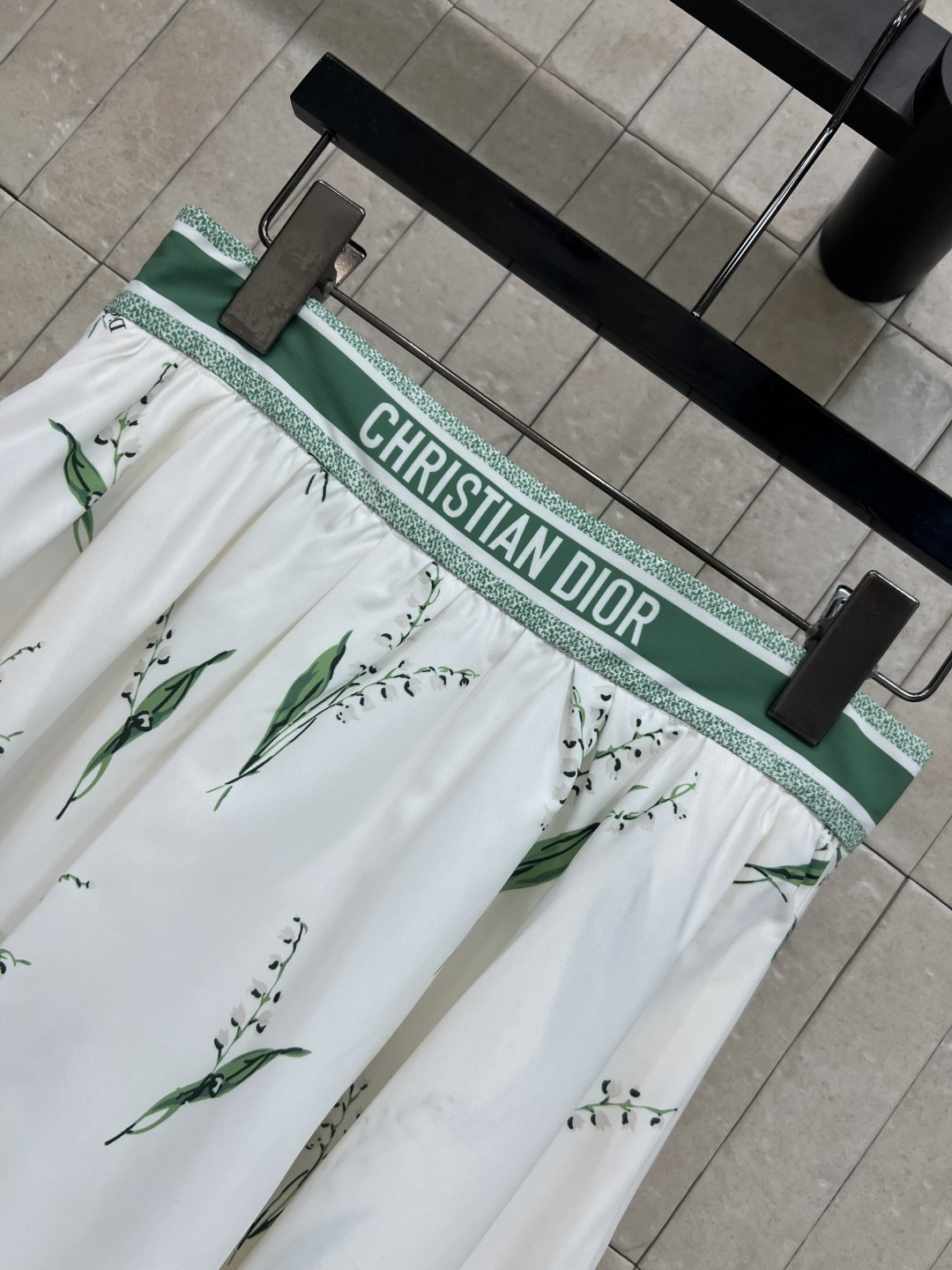D家 26春夏新款 铃兰印花套装 衬衫+半裙 一套解决穿搭烦恼 衬衫翻领利落干练 半身裙大摆垂坠飘逸 腰