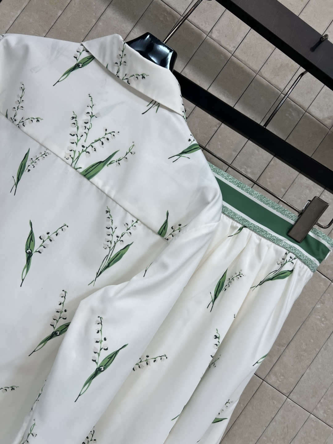 D家 26春夏新款 铃兰印花套装 衬衫+半裙 一套解决穿搭烦恼 衬衫翻领利落干练 半身裙大摆垂坠飘逸 腰
