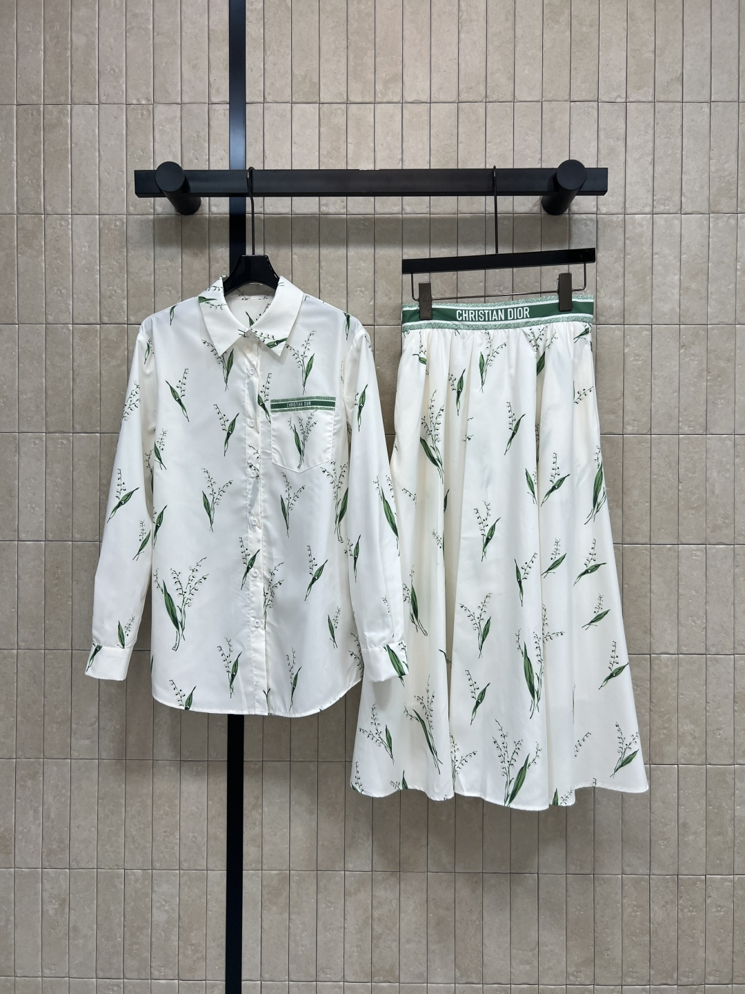 NO:794411,Shirts and Skirts D Home 26 Spring and Summer New Style Lily of the Valley Print Suit Shirt + Skirt One set solves the troubles of dressing. The shirt lapel is neat and capable. The skirt is large and elegant. The ribbon logo on the waist and pockets is low-key, elegant and exquisite. Pair it with a pair of white shoes to create an effortless atmosphere. It can be easily controlled at home or out every day. Three sizes in one color Size/S-M-L,, dior, skirts, shirts,19860909衬衣半裙D家 26春夏新款 铃兰印花套装 衬衫+半裙 一套解决穿搭烦恼 衬衫翻领利落干练 半身裙大摆垂坠飘逸 腰头与口袋的织带logo点缀 低调显贵又精致 搭一双小白鞋 就能营造出不费力的氛围感 日常居家或外出都能轻松驾驭 一色三码 Size/S-M-L,,dior,skirts,shirts,,Women's clothing