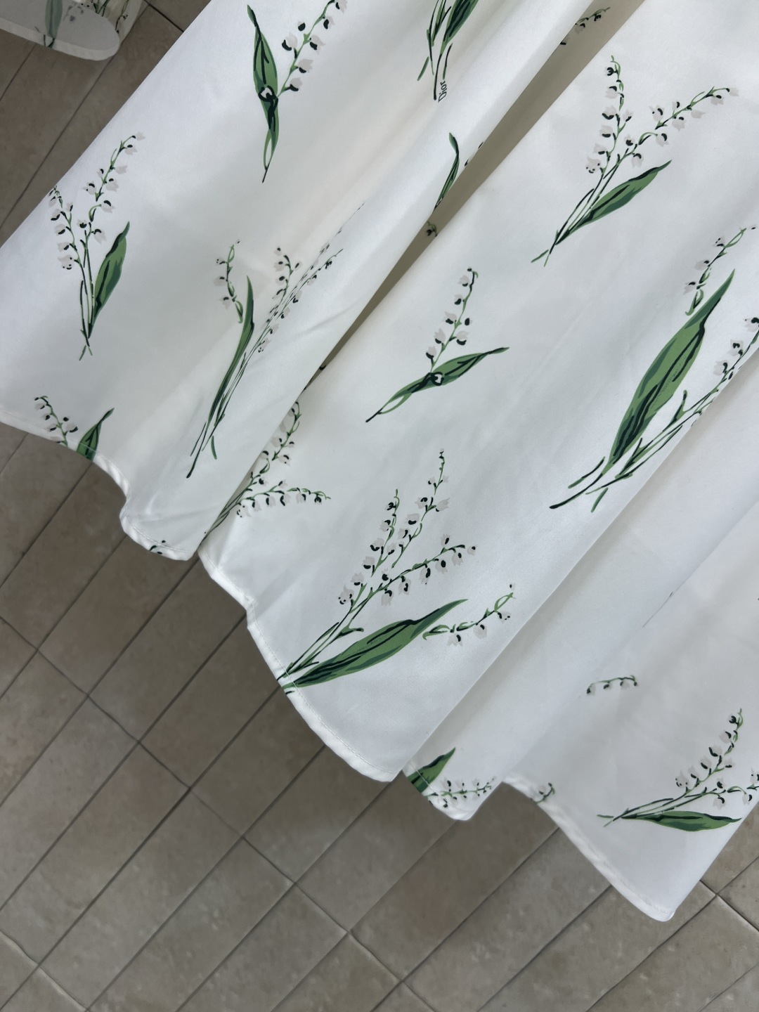 D家 26春夏新款 铃兰印花套装 衬衫+半裙 一套解决穿搭烦恼 衬衫翻领利落干练 半身裙大摆垂坠飘逸 腰