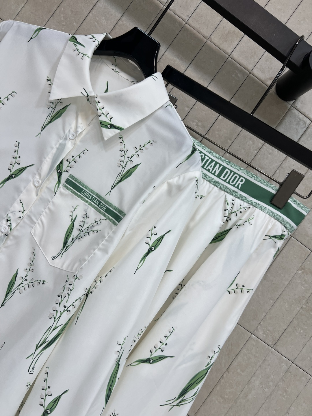 D家 26春夏新款 铃兰印花套装 衬衫+半裙 一套解决穿搭烦恼 衬衫翻领利落干练 半身裙大摆垂坠飘逸 腰