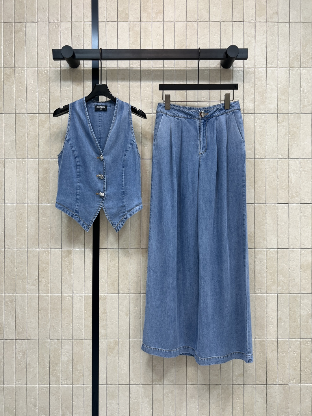 NO:794388,CE Home 26 new spring and summer denim suit V-neck slim vest + pleated wide-leg pants. One set solves the troubles of dressing. Wear it for commuting and leisure. Wide-leg pants raise the waistline and optimize the proportion. Sleeveless V-neck vest. Clean cut outlines the waistline. Metal buckles embellish the sense of sophistication. It is perfect when worn alone. Three sizes in one color, S-M-L,,19860909CE家 26春夏新款 牛仔套装 V领修身马甲+压褶阔腿裤 一套解决穿搭烦恼 通勤 休闲都能穿 阔腿裤拉高腰线 优化比例 无袖V领马甲 利落剪裁勾勒腰线 金属扣点缀精致感 单穿叠穿都很绝 一色三码 S-M-L,,,Women's clothing
