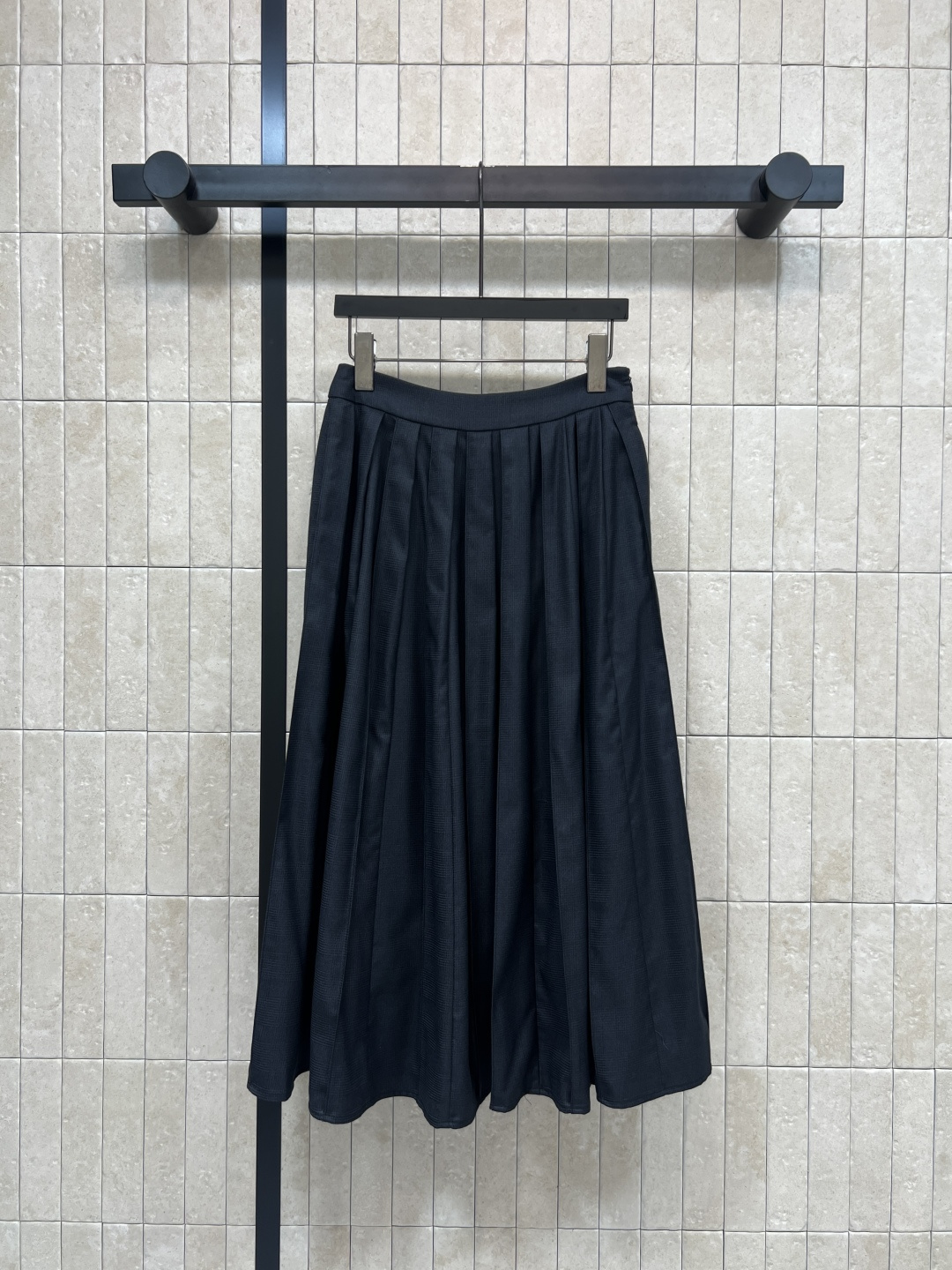 NO:794911,D Home 26 Spring and Summer New Style Black pleated skirt, high waist design + A-line hem, perfect modification of the crotch and leg lines, wide waistband to fit the waist but not tight, even and regular pleats, not easy to deform after long-term wear, easy to create a college style, commuting style or retro style look, black is versatile, can be easily used for daily commuting and casual occasions, four sizes in one color Size/S-M-L-XL,, dior, skirts,19860909D家 26春夏新款 黑色百褶半裙 高腰设计+A字大摆 完美修饰胯部与腿部线条 宽腰头贴合腰部不勒肉 百褶均匀规整 久穿不易变形 轻松打造学院风 通勤风或复古风look 黑色百搭 日常通勤 休闲场合都能轻松驾驭 一色四码 Size/S-M-L-XL,,dior,skirts,,Women's clothing