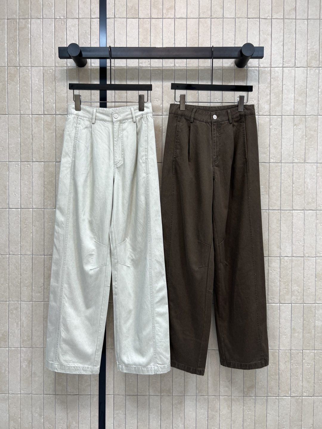 NO:794954,26 spring and summer new style wide-leg jeans with button placket and waist strap design to restore the retro style of overalls. Slightly wide trouser legs. High-waisted double-pleated wide legs. Hidden fat and slimming. Longer legs in seconds. It is OK to match with sports shoes or casual shoes. Easily create Korean or American retro style. It looks great with any light or dark top in summer. It can be easily used for commuting, shopping and outdoors.  Two colors and three codes Size/S-M-L,,sneakers,jeans,1986090926春夏新款 工装风阔腿牛仔裤 纽扣门襟+腰袢设计 还原工装裤的复古腔调 裤脚微阔 高腰双褶阔腿 藏肉显瘦 秒变大长腿 搭配运动鞋或休闲鞋都很OK 轻松打造韩系或美式复古风 夏季节随便配深浅上衣都超好看 通勤 逛街 户外都能轻松驾驭 两色三码Size/S-M-L,,sneakers,jeans,,Women's clothing
