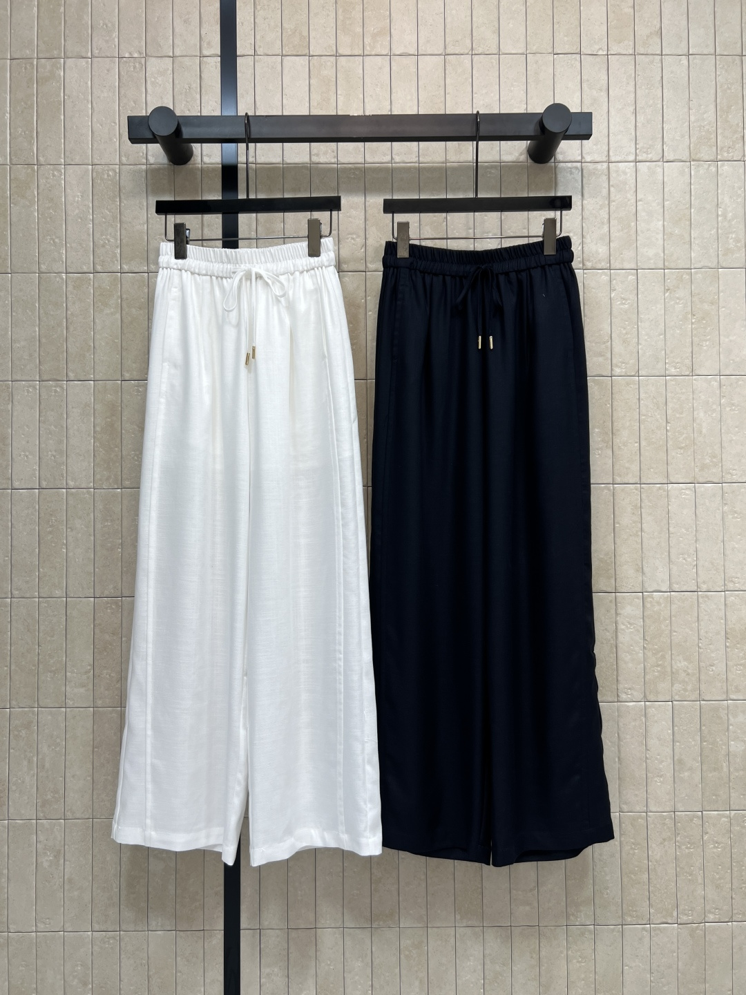 NO:794943,Miu's 26 spring and summer new style linen wide-leg pants. Smooth, breathable and not stuffy. Elastic waistband does not flatter your figure. It hides fat and makes your legs look longer. Friendly to all body types. It is OK for daily commuting and leisure. White is versatile. It looks good with any T-shirt. The linen material has good drape. It has a lazy atmosphere when walking. Two colors and three sizes. Size/S-M-L,,miumiu,shirts,tees,t-shirt,19860909miu家 26春夏新款 亚麻阔腿裤 垂顺透气不闷汗 松紧腰头不挑身材 藏肉显瘦还显腿长 对各种身材友好 日常通勤 休闲都OK 白色百搭 随便配T恤 衬衫都好看 亚麻材质垂感好 走路自带慵懒氛围感 两色三码Size/S-M-L,,miumiu,shirts,tees，t-shirt,,Women's clothing