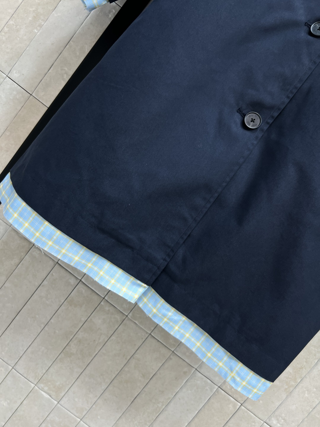 MIU家 26春夏新款 蓝色条纹拼接风衣 经典翻领+插肩袖 立体刺绣标识 层次感拉满 低调精致 辨识度拉