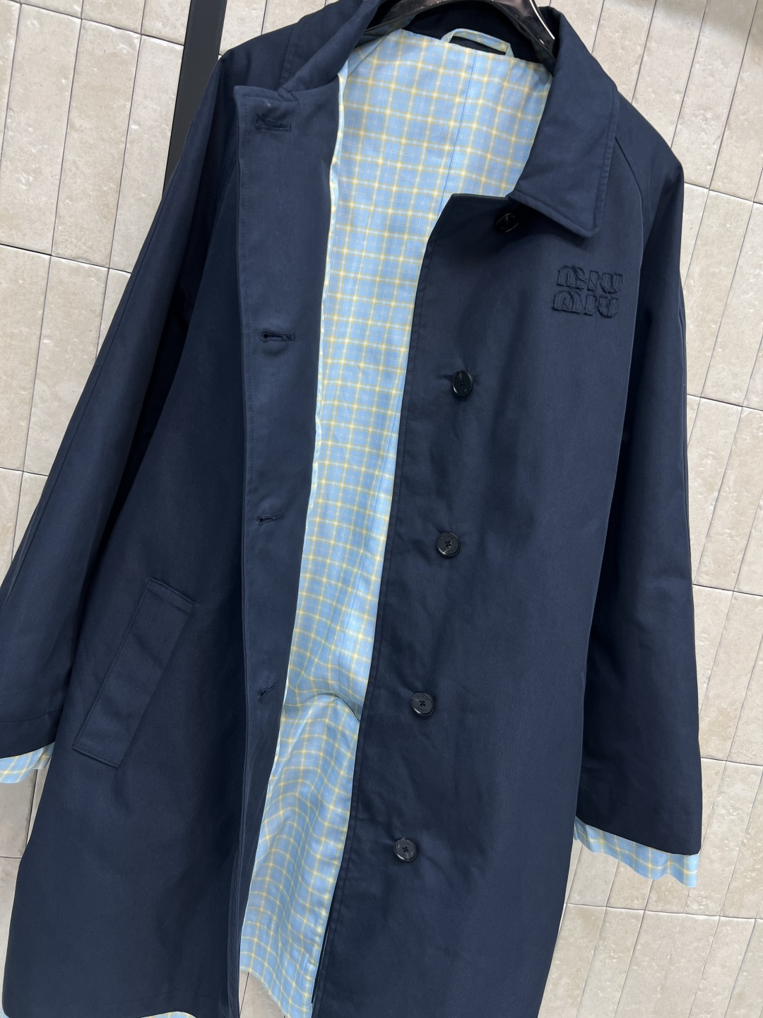 MIU家 26春夏新款 蓝色条纹拼接风衣 经典翻领+插肩袖 立体刺绣标识 层次感拉满 低调精致 辨识度拉