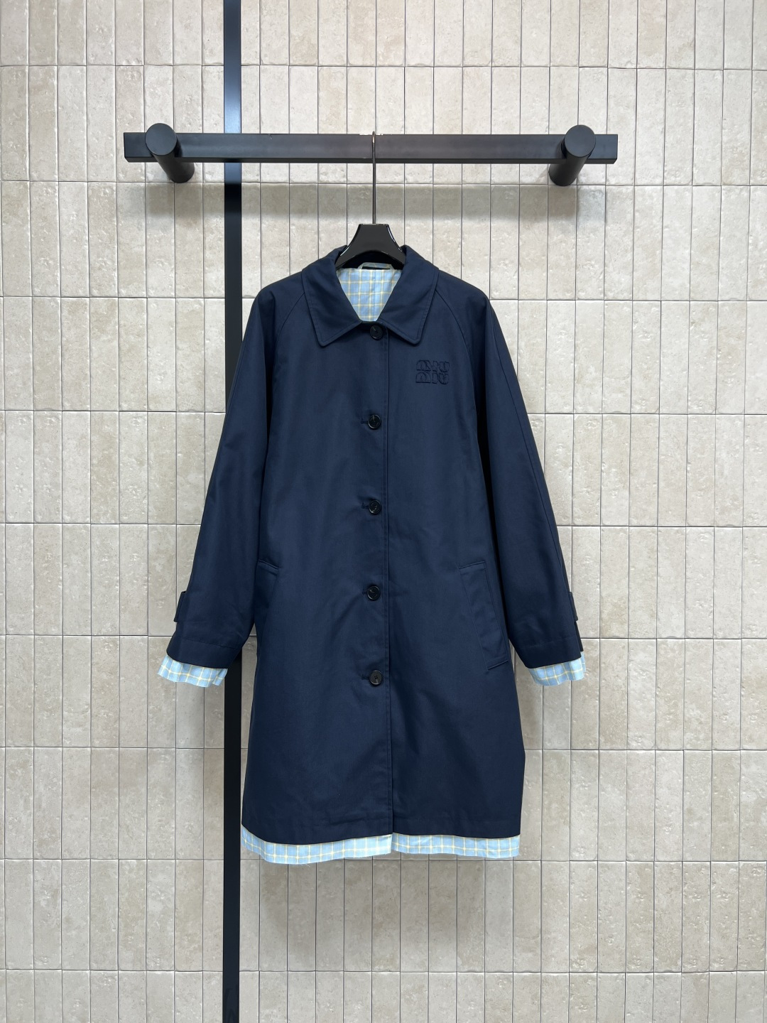 NO:794915,MIU's 26 spring and summer new style blue striped splicing windbreaker, classic lapel + raglan sleeves, three-dimensional embroidery logo, full of layers, low-key and exquisite, full of recognition, mid-length straight cut, not picky about the figure, classic blue plaid lining inside, high tolerance, color matching is calm and white, the overall style is relaxed and casual, paired with high-waisted pants or skirts, easy to get a cool and fashionable feeling, can be worn for commuting or leisure  One color and three codes Size/S-M-L,,miumiu,skirts,19860909MIU家 26春夏新款 蓝色条纹拼接风衣 经典翻领+插肩袖 立体刺绣标识 层次感拉满 低调精致 辨识度拉满 中长款直筒剪裁 不挑身材 里面经典蓝格纹内衬 包容度高配色沉稳又显白 整体风格松弛随性 搭配高腰裤或裙装 轻松get清冷时髦感 通勤 休闲都能搭 一色三码Size/S-M-L,,miumiu,skirts,,Women's clothing