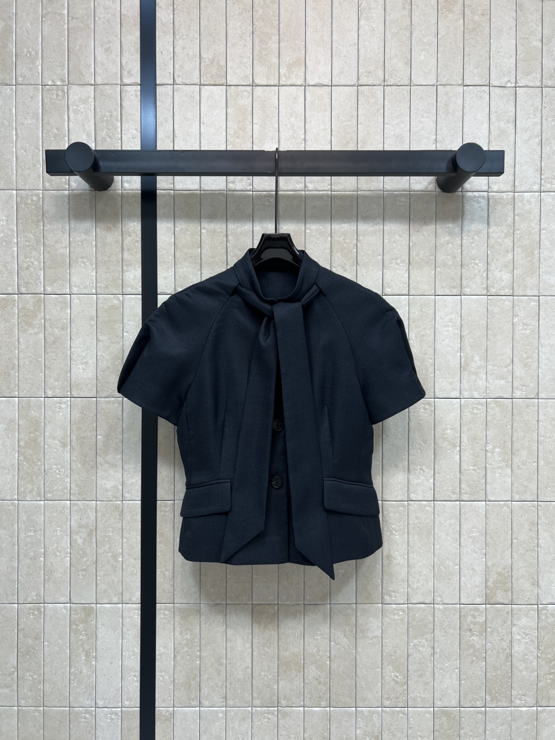 NO:794938,D Home 26 new spring and summer style black stand-up collar lace-up short-sleeved suit top. Stand-up collar lace-up bow decoration on the collar. Elegant and playful. Logo single-breasted + puff short-sleeves slim fit. Smart and refreshing. OK for daily commuting!  Fake pockets are decorated on both sides to enhance the sense of hierarchy. Korean college style. Pair with pleated skirts or high-waisted pants. Easily get a sweet or smart style. Can be easily worn on workplace dates. Four sizes in one color. Size/S-M-L-XL, dior, skirts, T-shirt, business suit,19860909D家 26春夏新款 黑色立领系带短袖西装上衣 领口立领系带蝴蝶结装饰 优雅又俏皮 logo单排扣+泡泡短袖修身剪裁 干练清爽 通勤日常都OK！两侧装饰假口袋提升层次感 韩系学院风 搭配百褶裙或高腰裤 轻松get甜美or干练风 职场约会都能轻松驾驭 一色四码 Size/S-M-L-XL,,dior,skirts,T-shirt,business suit,,Women's clothing
