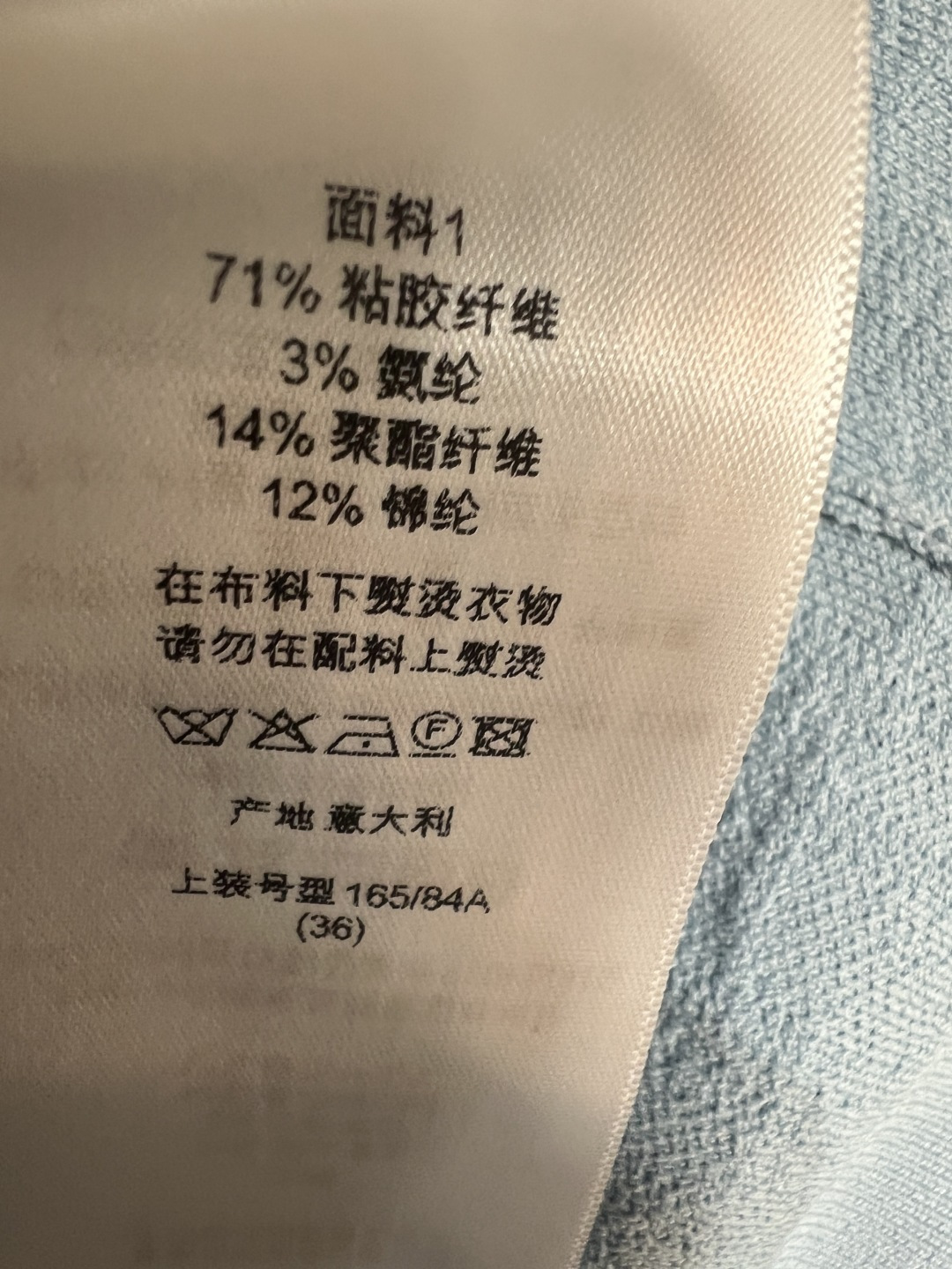 D家 26春夏新款 花短袖针织衫​​ 领口蝴蝶结+金属坠饰 细腻针织面料 透气亲肤不闷汗 修身不紧绷的版型 正肩剪裁修饰