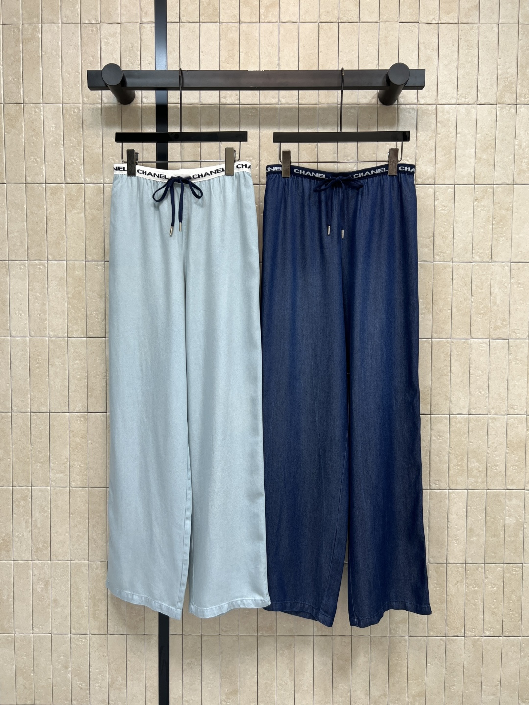 NO:795853,CE Home 26 new spring and summer Tencel wide-leg pants. Tencel fabric with full drape. Contrast color webbing at the waist is printed with double C logo. Simple and low-key. Wide-leg tailoring. Modifies the leg shape. The leg lengthening essence can be super friendly to all body types. It can be worn casually with a white T or a small suspender belt. It can be worn for commuting, walking or vacation. Two colors and three sizes, Size/S-M-L,,19860909CE家 26春夏新款 天丝阔腿裤 垂坠感拉满的天丝面料 腰头撞色织带印满双C标识 简约低调 阔腿剪裁 修饰腿型 秒变长腿精对各种身材都超友好 随便搭件白T或小吊带都是慵懒风 通勤/遛弯/度假都能穿 两色三码Size/S-M-L,,,Women's clothing