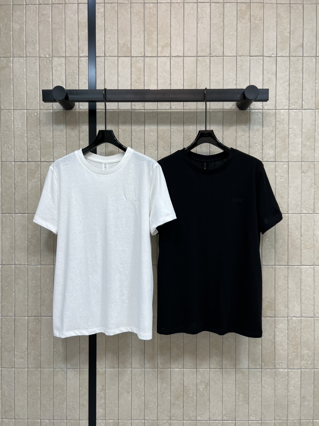 NO:795855,D's 26 new spring and summer style invisible embroidered T-shirt, soft and breathable, zero burden in spring and summer, round neck fit, modified shoulder and neck lines, invisible embroidered logo on the chest, low-key, simple but not simple, can be easily managed for daily leisure or outdoor use, it is OK with jeans and casual pants, easy to get a simple style outfit, two colors and three codes, Size/S-M-L,, dior, jeans, tees, t-shirt,19860909D家 26春夏新款 隐形刺绣T恤 柔软透气 春夏日零负担 圆领合身版型 修饰肩颈线条 胸口隐形刺绣Logo 低调 简约不简单 日常休闲或户外都能轻松驾驭 搭配牛仔裤 休闲裤都很OK 轻松get简约风穿搭 两色三码Size/S-M-L,,dior,jeans,tees，t-shirt,,Women's clothing