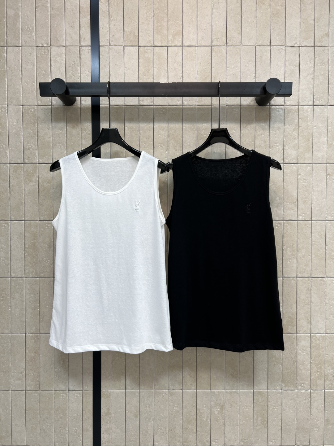 NO:795857,YSL's 26 spring and summer new style U-neck sleeveless top. The fabric is soft and draped. There is no sense of restraint when worn next to the body. Minimalist version + embroidery of the same color on the chest. The small embroidered logo is low-key, simple and generous. The loose version is suitable for all kinds of body shapes, suitable for sports, commuting, and at home. The color is versatile and can be matched with jeans, shorts, and skirts. Two colors and three sizes, Size/S-M-L, saint laurent, louis  vuitton,skirts,shorts,jeans,19860909YSL家 26春夏新款 U领无袖上衣 面料柔软垂顺 贴身穿毫无束缚感 极简版型+胸口同色刺绣 小刺绣Logo低调 简约 大方 宽松版型适合各种身材 运动 通勤 居家都能轻松驾驭 颜色百搭 随便配牛仔裤 短裤 裙装都很出彩 两色三码Size/S-M-L,,saint laurent,louis vuitton,skirts,shorts,jeans,,Women's clothing