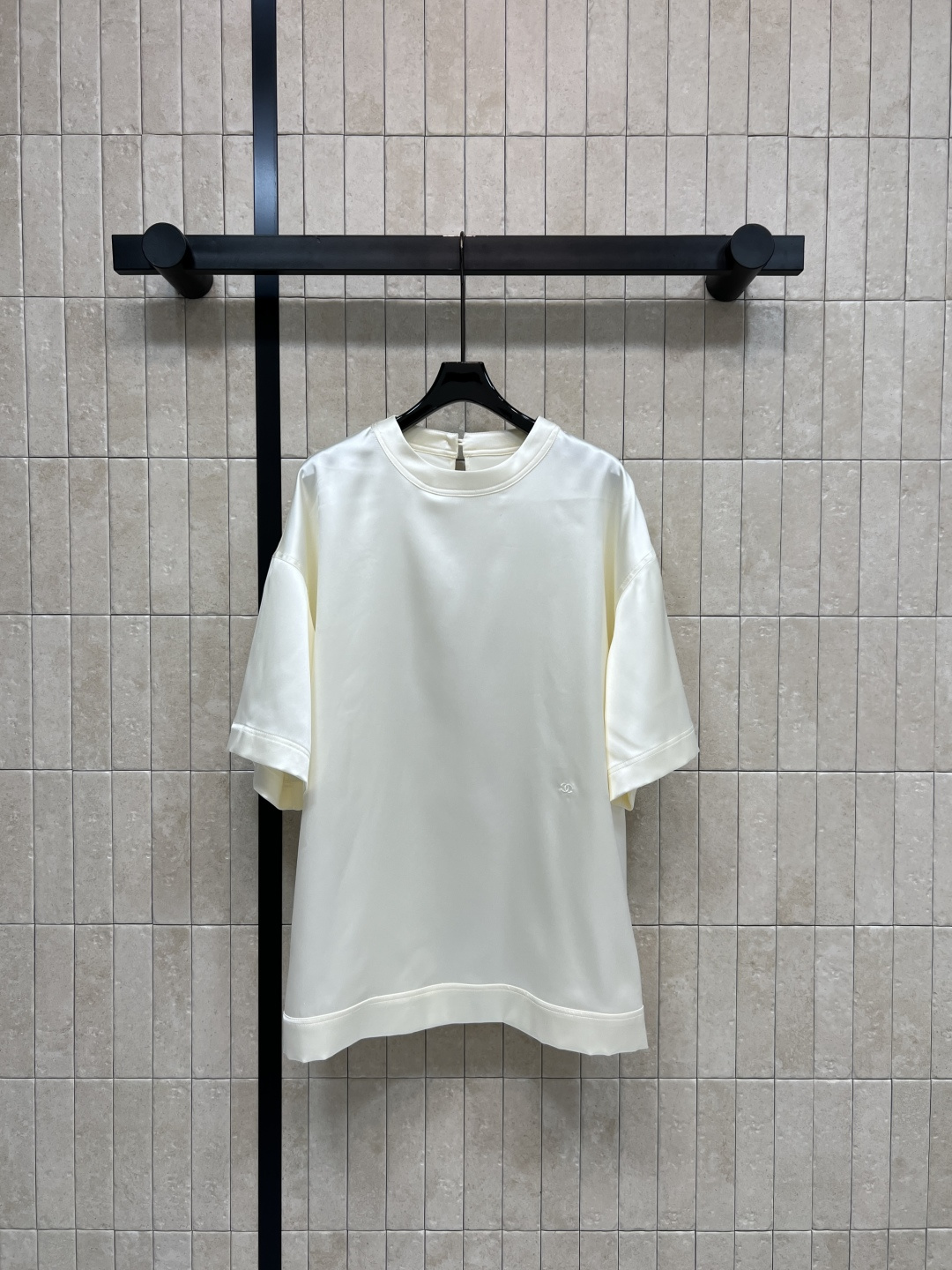 NO:795859,C Home 26 Spring and Summer New Style Light luxury short-sleeved T-shirt Round neck + loose fit Spliced cuffs are full of design Small embroidery embellishments in the details Smooth satin touch and skin-friendly Draping feeling Comes with high-grade luster Breathable and not stuffy Simple yet individualized Irregular hem modifies the body shape Easily manageable for daily commuting and leisure Works great with jeans or skirts  One color and three sizes Size/S-M-L,,chanel,skirts,jeans,T-shirt,tees,t-shirt,19860909C家 26春夏新款 轻奢感短袖T恤 圆领+宽松版型 拼接袖口设计感满满 细节处有小刺绣点缀 顺滑缎面触感亲肤 垂坠感拉满 自带高级光泽 透气不闷汗 简约又不失个性 不规则下摆修饰身形 日常通勤 休闲都能轻松驾驭 搭配牛仔裤或半身裙都很出彩 一色三码Size/S-M-L,,chanel,skirts,jeans,T-shirt,tees，t-shirt,,Women's clothing