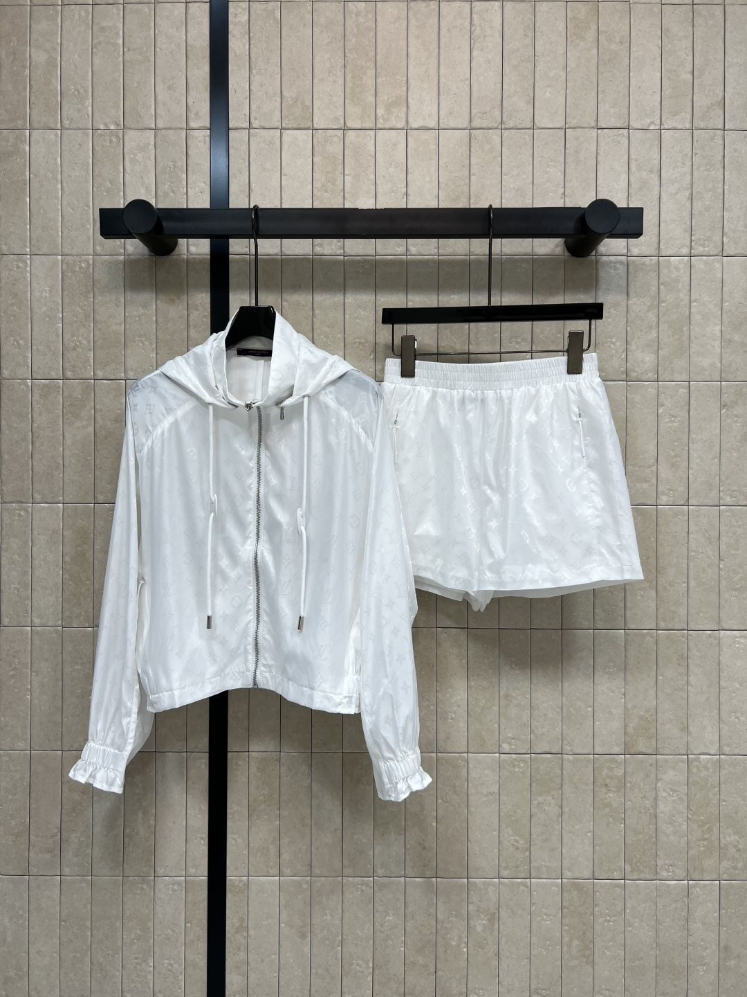 NO:795865,L's new spring and summer 26 dark pattern presbyopia hooded suit, hooded drawstring jacket + high waist shorts, made of light and breathable fabrics, classic presbyopia elements are covered in dark patterns on the body, low-key and unobtrusive, the hem of the top is slightly gathered and just stuck at the waistline. Paired with high-waisted shorts of the same series, it visually lengthens the leg line. Can be worn alone or as a complete set. Sun protection, casual, full coverage of sports scenes, two colors and three codes, Size/S-M-L,, louis  vuitton,shorts,jackets & coats,hats,19860909L家 26春夏新款 暗纹老花连帽套装 连帽抽绳外套+高腰短裤 采用轻薄透气面料 经典老花元素以暗纹形式铺满衣身 低调不张扬 上衣下摆做了微收设计 刚好卡在腰线位置 搭配同系列高腰短裤 视觉上拉长腿部线条 可单穿外套 也可整套搭配 防晒 休闲 运动场景全覆盖 两色三码Size/S-M-L,,louis vuitton,shorts,jackets & coats,hats,,Women's clothing