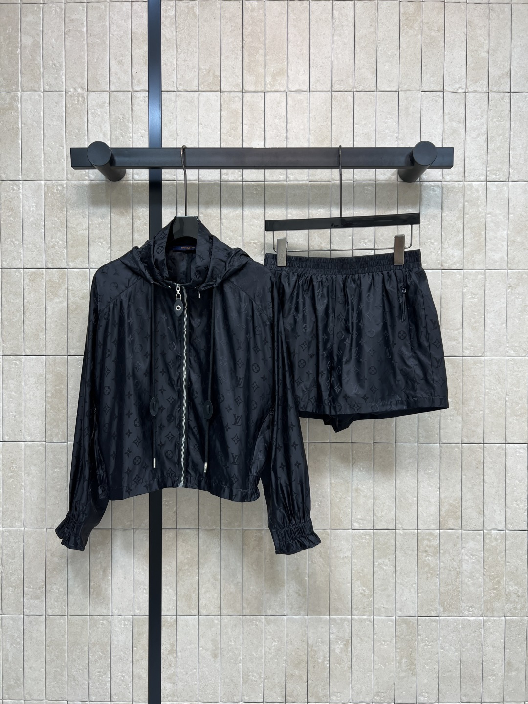NO:795848,L's new spring and summer 26 dark pattern presbyopia hooded suit, hooded drawstring jacket + high waist shorts, made of light and breathable fabrics, classic presbyopia elements are covered in dark patterns on the body, low-key and unobtrusive, the hem of the top is slightly gathered and just stuck at the waistline. Paired with high-waisted shorts of the same series, it visually lengthens the leg line. Can be worn alone or as a complete set. Sun protection, casual, full coverage of sports scenes, two colors and three codes, Size/S-M-L,, louis  vuitton,shorts,jackets & coats,hats,19860909L家 26春夏新款 暗纹老花连帽套装 连帽抽绳外套+高腰短裤 采用轻薄透气面料 经典老花元素以暗纹形式铺满衣身 低调不张扬 上衣下摆做了微收设计 刚好卡在腰线位置 搭配同系列高腰短裤 视觉上拉长腿部线条 可单穿外套 也可整套搭配 防晒 休闲 运动场景全覆盖 两色三码Size/S-M-L,,louis vuitton,shorts,jackets & coats,hats,,Women's clothing