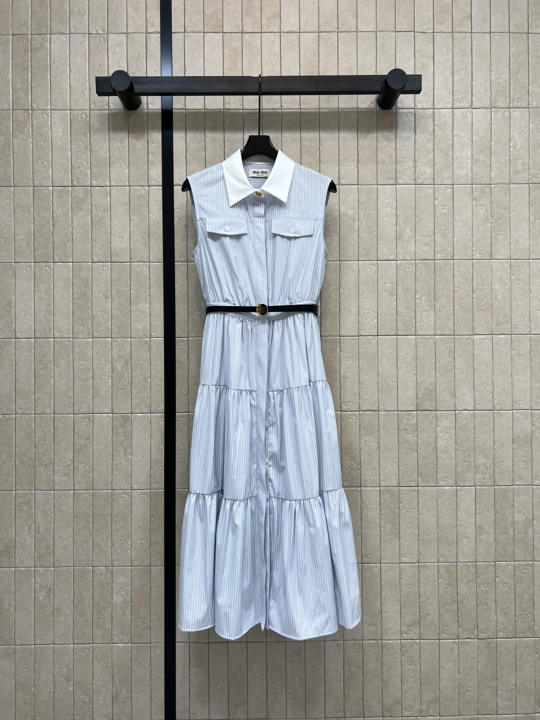 NO:795854,MIU's 26 spring and summer new style, blue and white striped dress, contrasting lapels + sleeveless tailoring + cake skirt, light and breathable fabric, layered cake skirt swaying with every step, slimming but not flattering, showing body proportions, can be easily controlled for commuting, vacation, and daily life. The waist design makes you slim and comfortable. Pair it with sandals or white shoes. You can easily get a fresh temperament!  One color and three codes Size/S-M-L,,miumiu,sandals,skirts,19860909MIU家 26春夏新款 蓝白条纹连衣裙 撞色翻领+无袖剪裁+蛋糕裙摆 轻薄透气面料 层层蛋糕裙摆随步伐轻晃 显瘦不挑身材 显身材比例 通勤、度假、日常都能轻松驾驭 收腰设计显瘦又舒适 搭配凉鞋或小白鞋 清新气质轻松get！ 一色三码Size/S-M-L,,miumiu,sandals,skirts,,Women's clothing