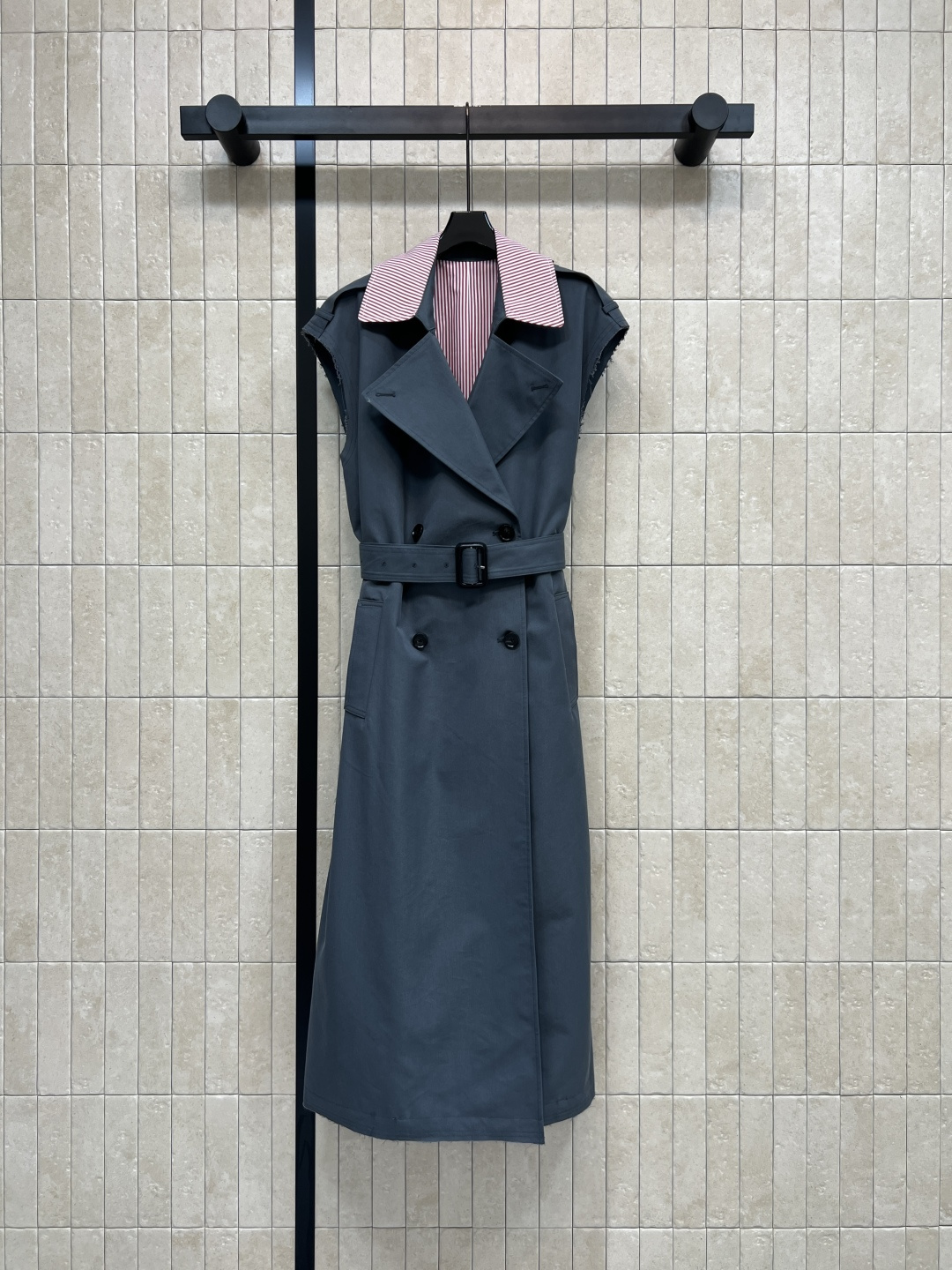 NO:795858,26 spring and summer new style Sleeveless long dress Sleeveless lapels + double-breasted + belt design High-quality cotton fabric Red and white vertical stripes on the inside of the collar The details exposed inadvertently break the dullness of the solid color Add a sense of retro sophistication Make the overall look more layered Can be easily controlled in daily commuting and formal occasions It has both temperament and practicality Three sizes in one color Size/S-M-L,,skirts,1986090926春夏新款 无袖连衣长裙 翻领无袖+双排扣+腰带设计 高品质棉质面料 领部内侧拼接红白竖条纹 不经意间露出的细节打破纯色沉闷 增添复古精致感 让整体造型更有层次 日常通勤正式场合都能轻松驾驭 气质与实用性兼具 一色三码Size/S-M-L,,skirts,,Women's clothing