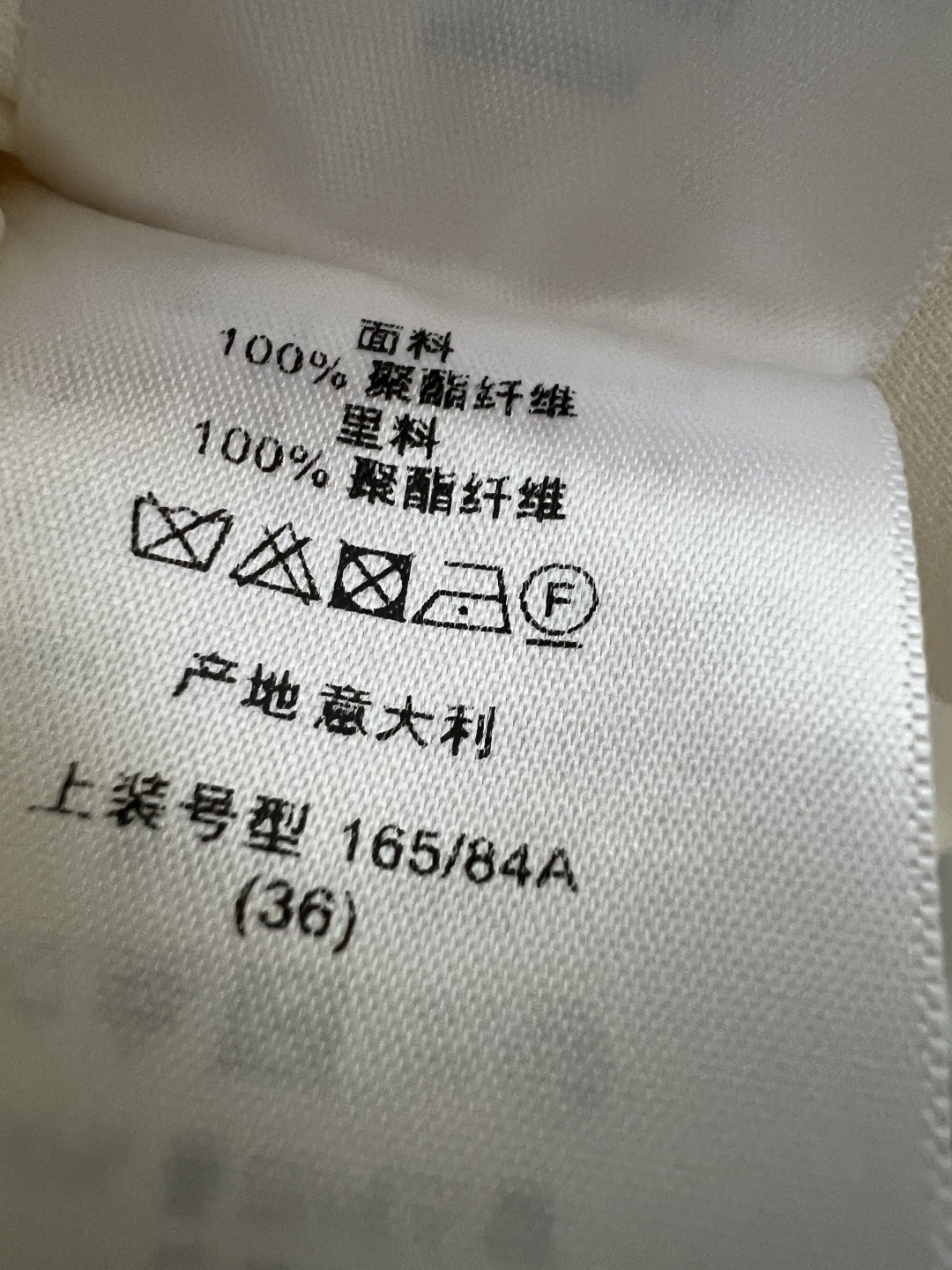 D家 26春夏新款 刺绣西装外套 经典收腰短款版型 精准优化身材比例 挺括垂顺的面料 上身利落不软塌 气