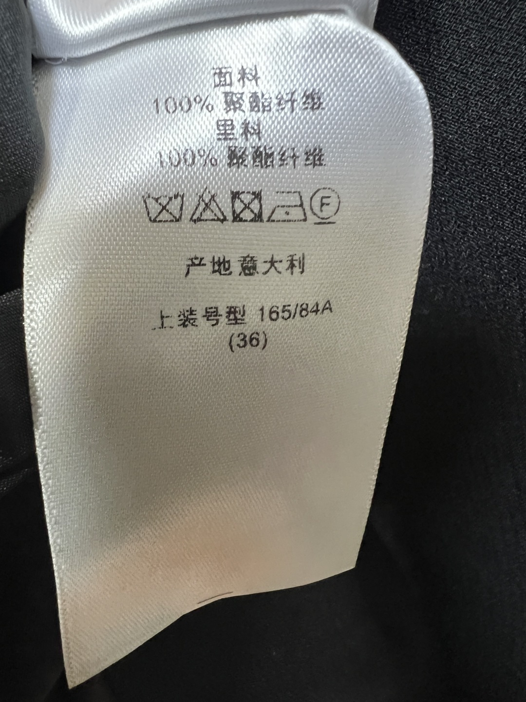 D家 26春夏新款 刺绣西装外套 经典收腰短款版型 精准优化身材比例 挺括垂顺的面料 上身利落不软塌 气